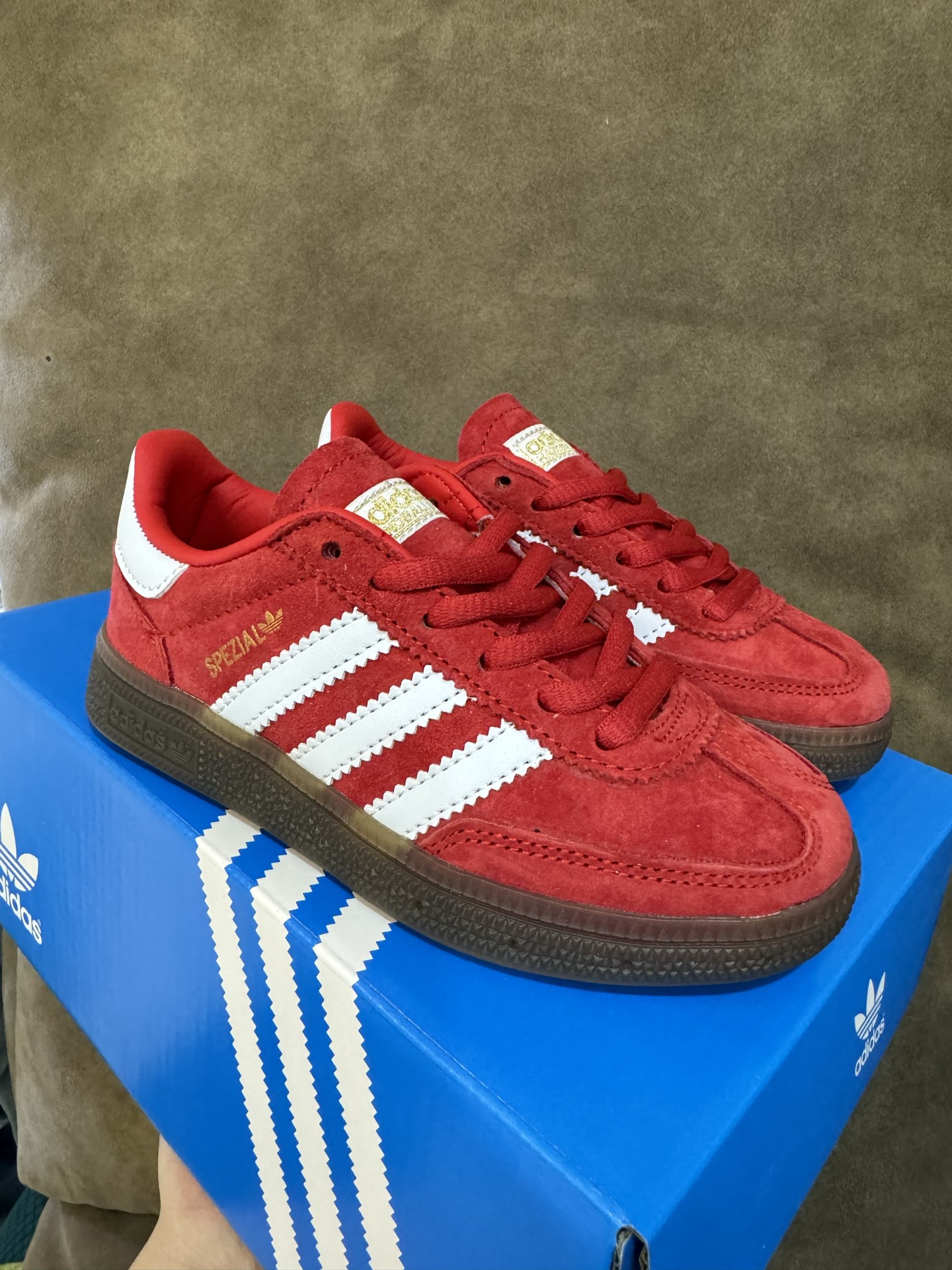 图片[3]-新色出货 全猪八皮 AD德训三代新款handball spezial儿童手球鞋休闲鞋 尺码：24-37码 超百搭的新款德训🆕 优质猪八革面料，质感满分💯 橡胶耐磨防滑大底，脚感超赞👍🏻. 额外附赠一对鞋带扣，穿脱更加方便✌🏻-选品中心