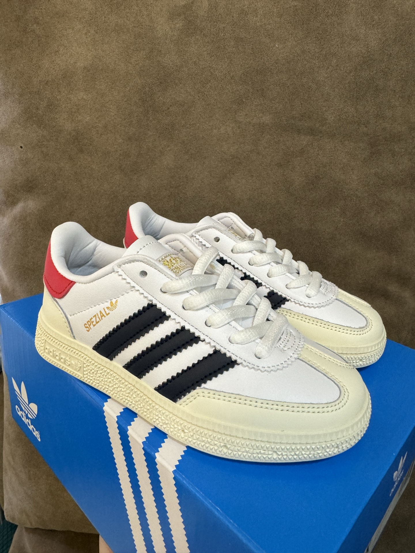 图片[2]-新色出货 全猪八皮 AD德训三代新款handball spezial儿童手球鞋休闲鞋 尺码：24-37码 超百搭的新款德训🆕 优质猪八革面料，质感满分💯 橡胶耐磨防滑大底，脚感超赞👍🏻. 额外附赠一对鞋带扣，穿脱更加方便✌🏻-选品中心