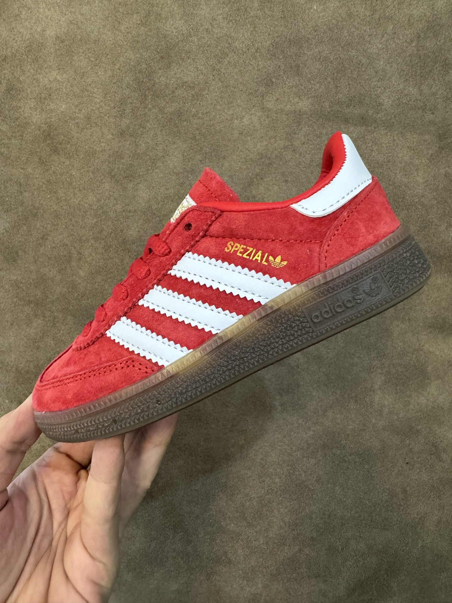 图片[6]-新色出货 全猪八皮 AD德训三代新款handball spezial儿童手球鞋休闲鞋 尺码：24-37码 超百搭的新款德训🆕 优质猪八革面料，质感满分💯 橡胶耐磨防滑大底，脚感超赞👍🏻. 额外附赠一对鞋带扣，穿脱更加方便✌🏻-选品中心