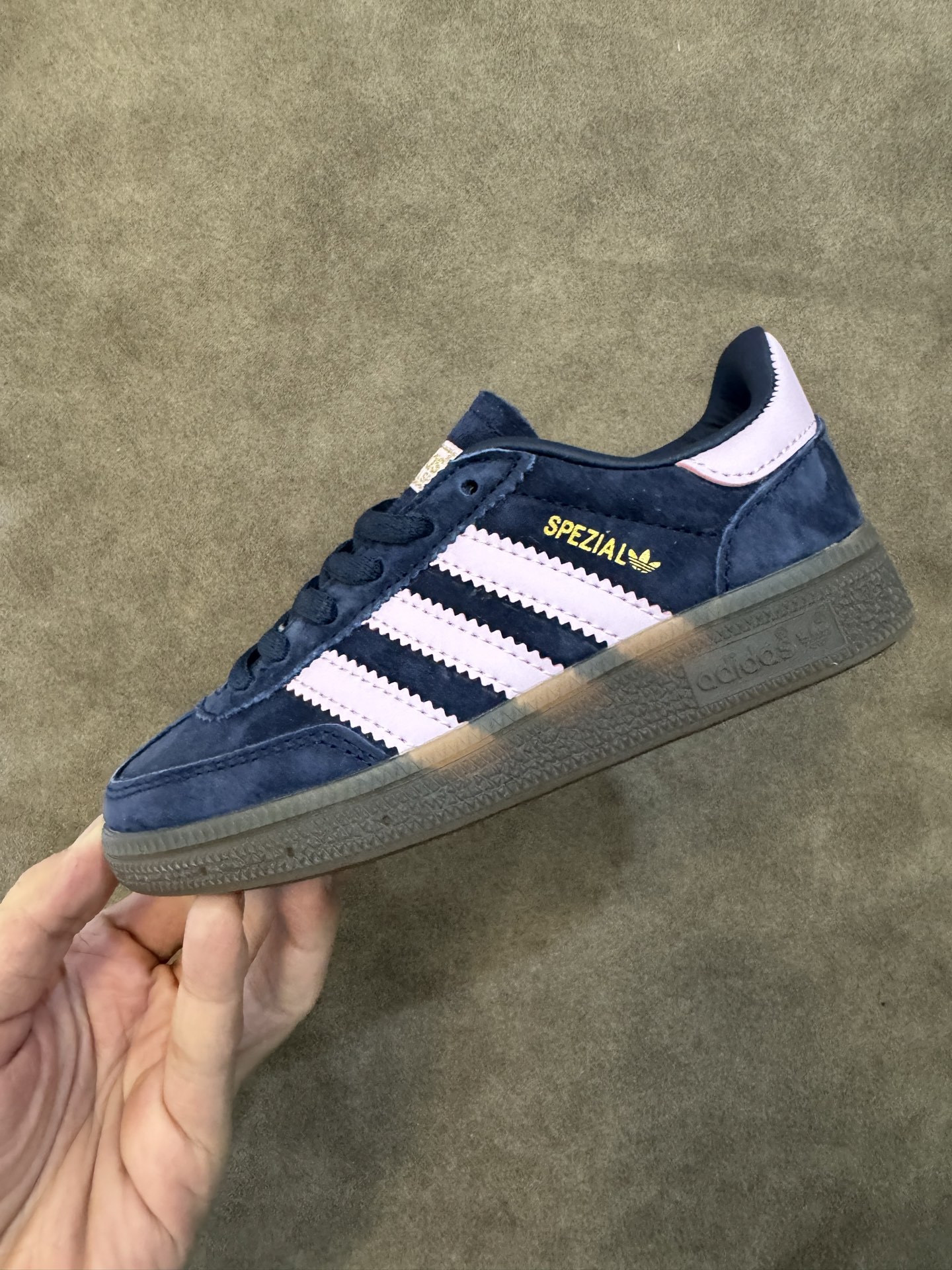 图片[5]-新色出货 全猪八皮 AD德训三代新款handball spezial儿童手球鞋休闲鞋 尺码：24-37码 超百搭的新款德训🆕 优质猪八革面料，质感满分💯 橡胶耐磨防滑大底，脚感超赞👍🏻. 额外附赠一对鞋带扣，穿脱更加方便✌🏻-选品中心