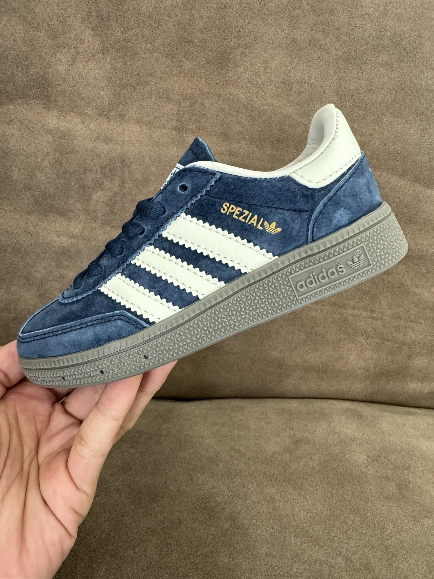 图片[8]-新色出货 全猪八皮 AD德训三代新款handball spezial儿童手球鞋休闲鞋 尺码：24-37码 超百搭的新款德训🆕 优质猪八革面料，质感满分💯 橡胶耐磨防滑大底，脚感超赞👍🏻. 额外附赠一对鞋带扣，穿脱更加方便✌🏻-选品中心