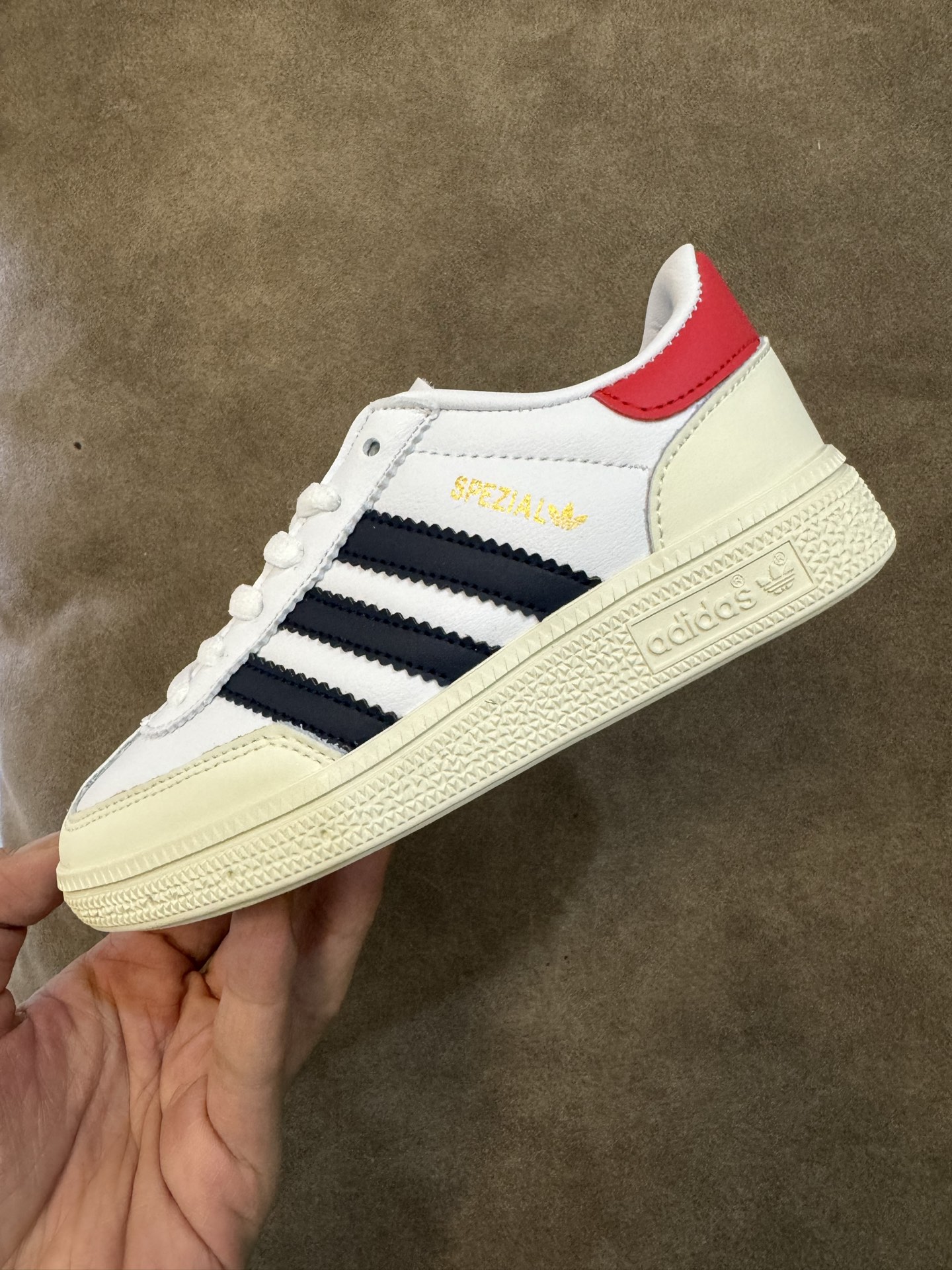 图片[7]-新色出货 全猪八皮 AD德训三代新款handball spezial儿童手球鞋休闲鞋 尺码：24-37码 超百搭的新款德训🆕 优质猪八革面料，质感满分💯 橡胶耐磨防滑大底，脚感超赞👍🏻. 额外附赠一对鞋带扣，穿脱更加方便✌🏻-选品中心