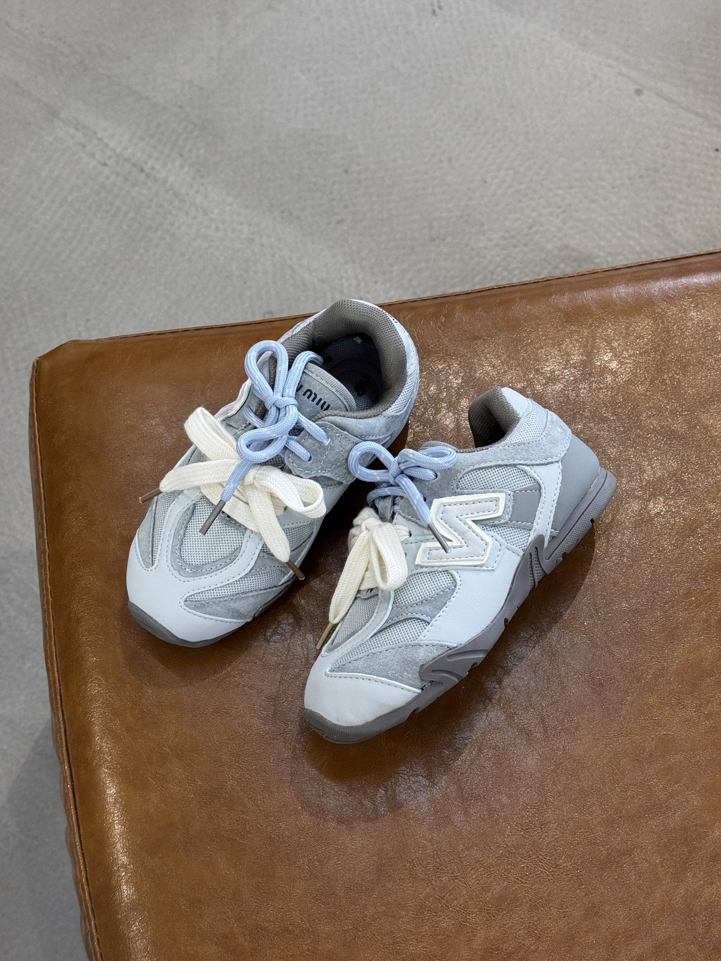 图片[2]-NB miumiu 联名款猪八皮网面魔术贴童鞋 尺码24–37 采用鞋带设计、独特的风格非常有质感！版型超级好看不肥不胖爱了爱了上脚非常轻便百搭～-选品中心