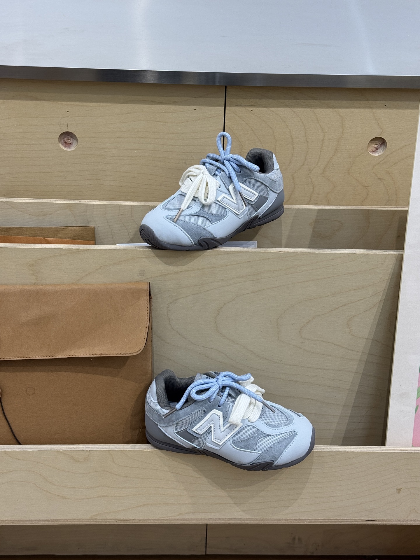 NB miumiu 联名款猪八皮网面魔术贴童鞋 尺码24–37 采用鞋带设计、独特的风格非常有质感！版型超级好看不肥不胖爱了爱了上脚非常轻便百搭～-选品中心