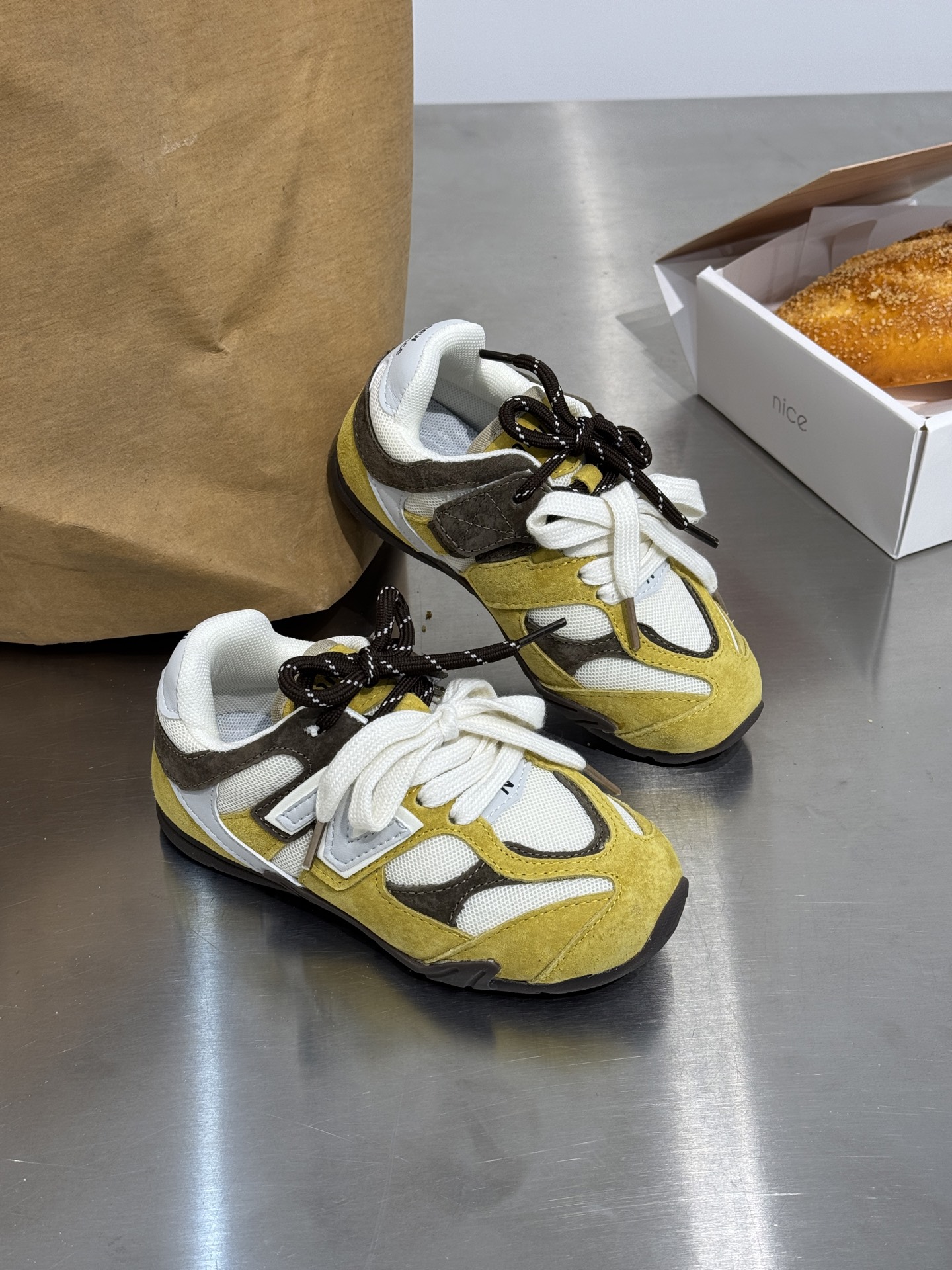 图片[2]-NB miumiu 联名款猪八皮网面魔术贴童鞋 尺码24–37 采用鞋带设计、独特的风格非常有质感！版型超级好看不肥不胖爱了爱了上脚非常轻便百搭～-选品中心