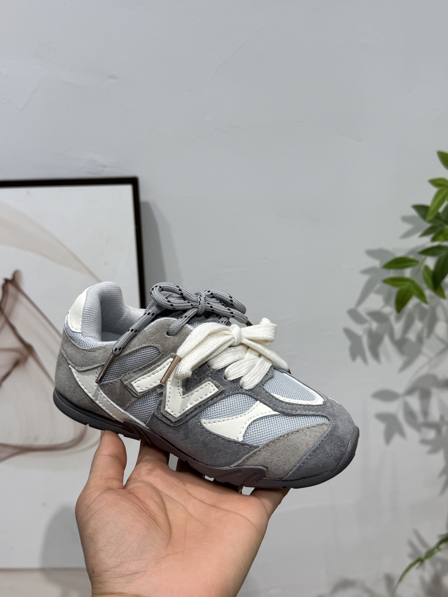 NB miumiu 联名款猪八皮网面魔术贴童鞋 尺码24–37 采用鞋带设计、独特的风格非常有质感！版型超级好看不肥不胖爱了爱了上脚非常轻便百搭～-选品中心