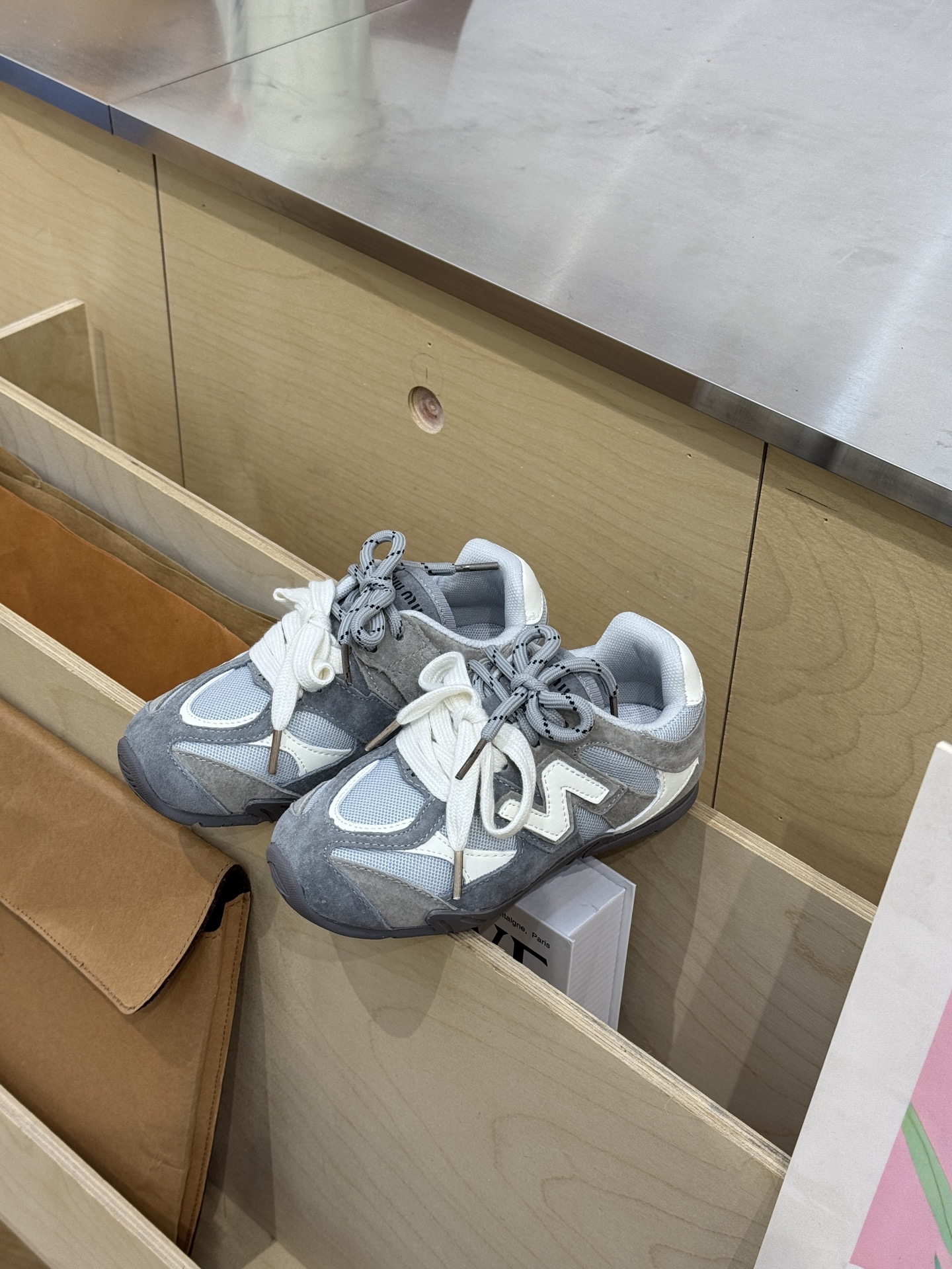 图片[6]-NB miumiu 联名款猪八皮网面魔术贴童鞋 尺码24–37 采用鞋带设计、独特的风格非常有质感！版型超级好看不肥不胖爱了爱了上脚非常轻便百搭～-选品中心