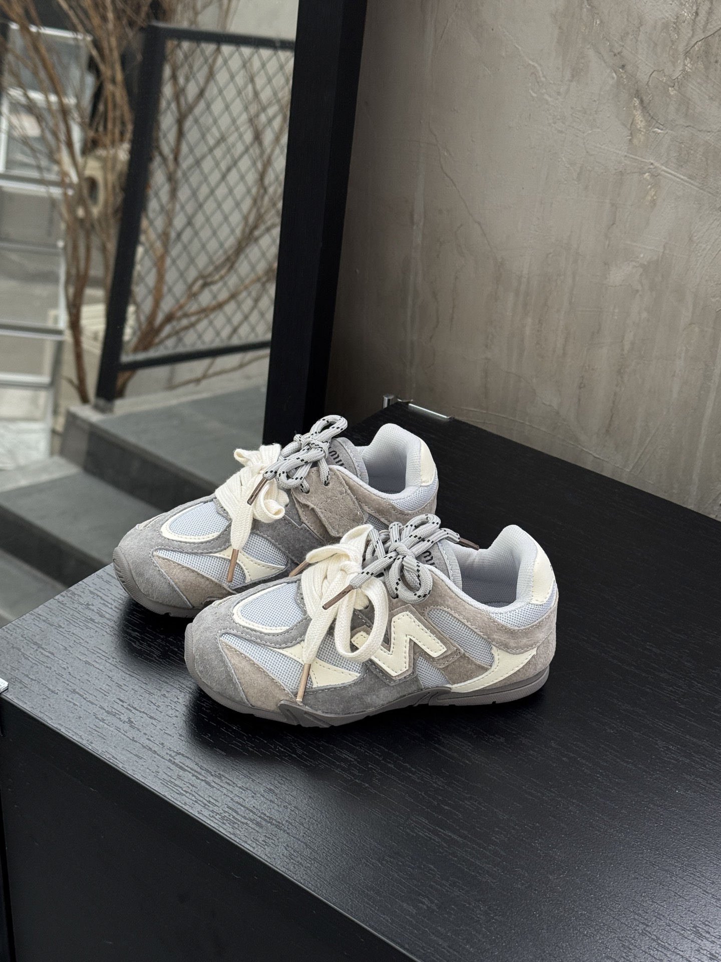 图片[3]-NB miumiu 联名款猪八皮网面魔术贴童鞋 尺码24–37 采用鞋带设计、独特的风格非常有质感！版型超级好看不肥不胖爱了爱了上脚非常轻便百搭～-选品中心