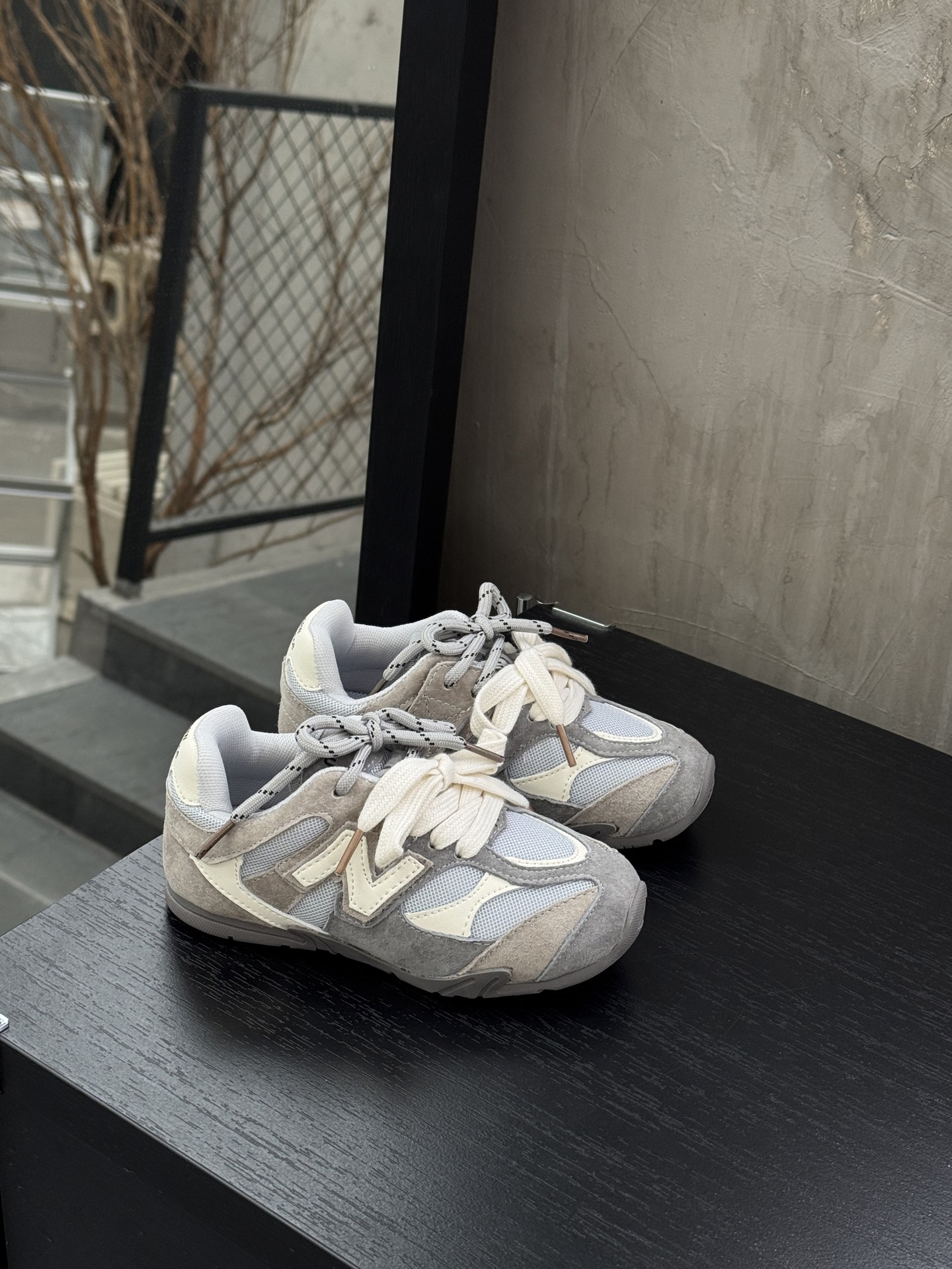 图片[2]-NB miumiu 联名款猪八皮网面魔术贴童鞋 尺码24–37 采用鞋带设计、独特的风格非常有质感！版型超级好看不肥不胖爱了爱了上脚非常轻便百搭～-选品中心