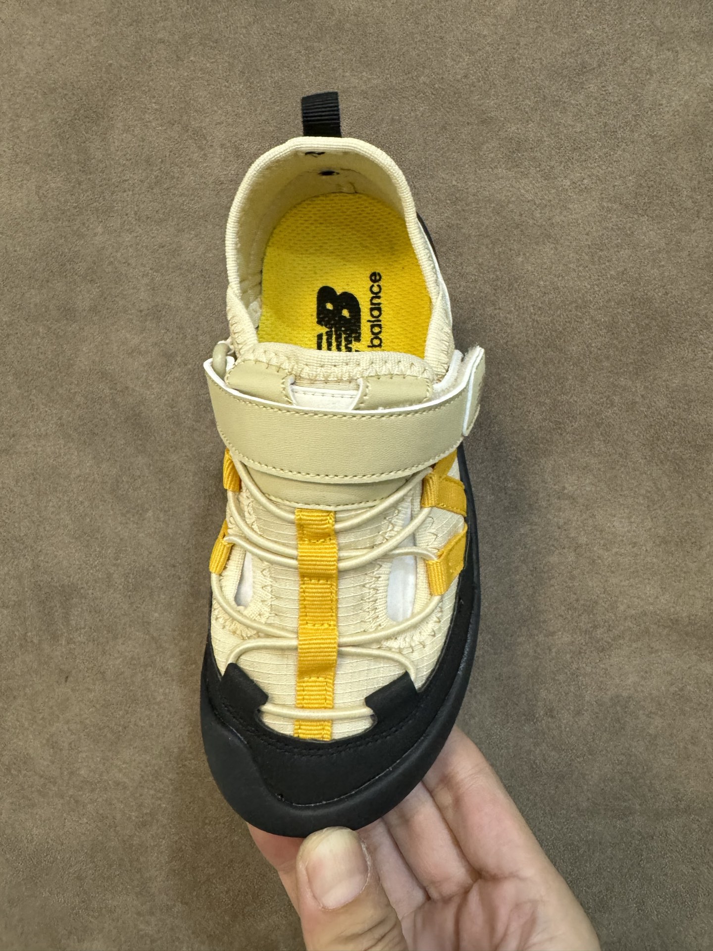 图片[6]-NB3205 魔术贴松紧带儿童溯溪软底儿童沙滩凉鞋透气凉鞋 尺码：26–37码 🌟夏日必备！👶 NB3205 凉鞋的新魔法✨：踩沙不止乐趣，舒适度MAX !\”👣 🏖️想象一下，炎炎夏日，孩子们在金色沙滩上自由奔跑，每一步都留下快乐的脚印。👣这款凉鞋的露趾设计，让小脚丫随时感受海风的轻拂，清凉一夏，无拘无束！🌬️ 👣而且，它们的软底设计超级亲肤，走路如走在云端，无论是嬉戏玩耍还是海边漫步，都能给小脚丫最温柔的呵护。棉花糖般的舒适体验，你值得拥有！棉花糖棉花糖🍦-选品中心