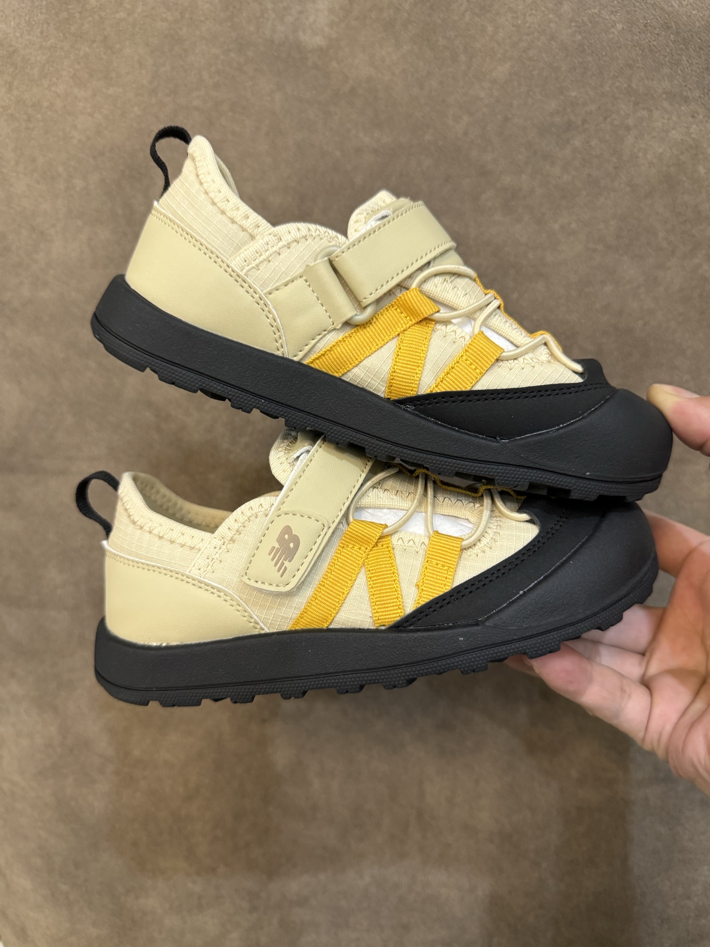 图片[8]-NB3205 魔术贴松紧带儿童溯溪软底儿童沙滩凉鞋透气凉鞋 尺码：26–37码 🌟夏日必备！👶 NB3205 凉鞋的新魔法✨：踩沙不止乐趣，舒适度MAX !\”👣 🏖️想象一下，炎炎夏日，孩子们在金色沙滩上自由奔跑，每一步都留下快乐的脚印。👣这款凉鞋的露趾设计，让小脚丫随时感受海风的轻拂，清凉一夏，无拘无束！🌬️ 👣而且，它们的软底设计超级亲肤，走路如走在云端，无论是嬉戏玩耍还是海边漫步，都能给小脚丫最温柔的呵护。棉花糖般的舒适体验，你值得拥有！棉花糖棉花糖🍦-选品中心