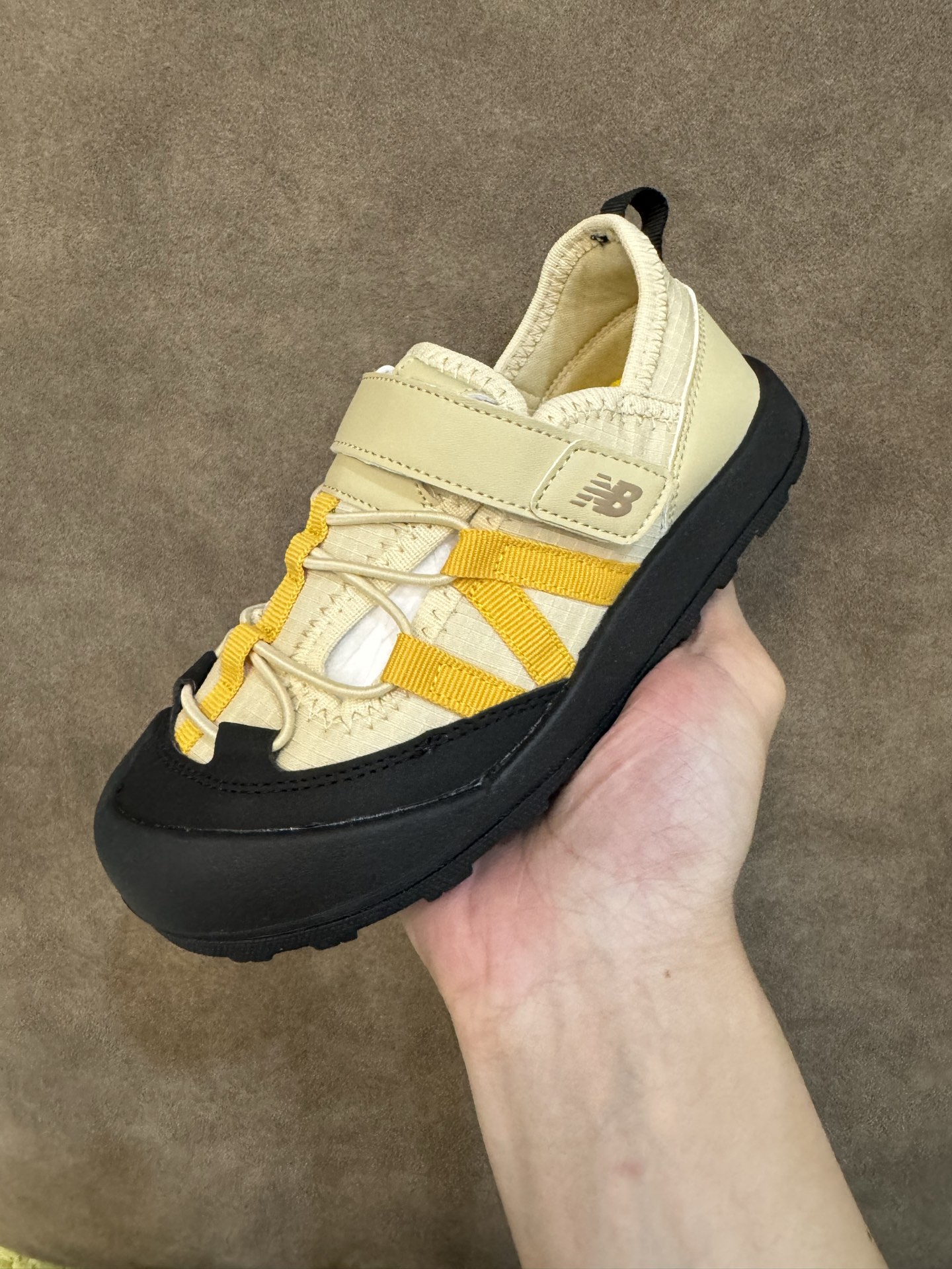 图片[3]-NB3205 魔术贴松紧带儿童溯溪软底儿童沙滩凉鞋透气凉鞋 尺码：26–37码 🌟夏日必备！👶 NB3205 凉鞋的新魔法✨：踩沙不止乐趣，舒适度MAX !\”👣 🏖️想象一下，炎炎夏日，孩子们在金色沙滩上自由奔跑，每一步都留下快乐的脚印。👣这款凉鞋的露趾设计，让小脚丫随时感受海风的轻拂，清凉一夏，无拘无束！🌬️ 👣而且，它们的软底设计超级亲肤，走路如走在云端，无论是嬉戏玩耍还是海边漫步，都能给小脚丫最温柔的呵护。棉花糖般的舒适体验，你值得拥有！棉花糖棉花糖🍦-选品中心