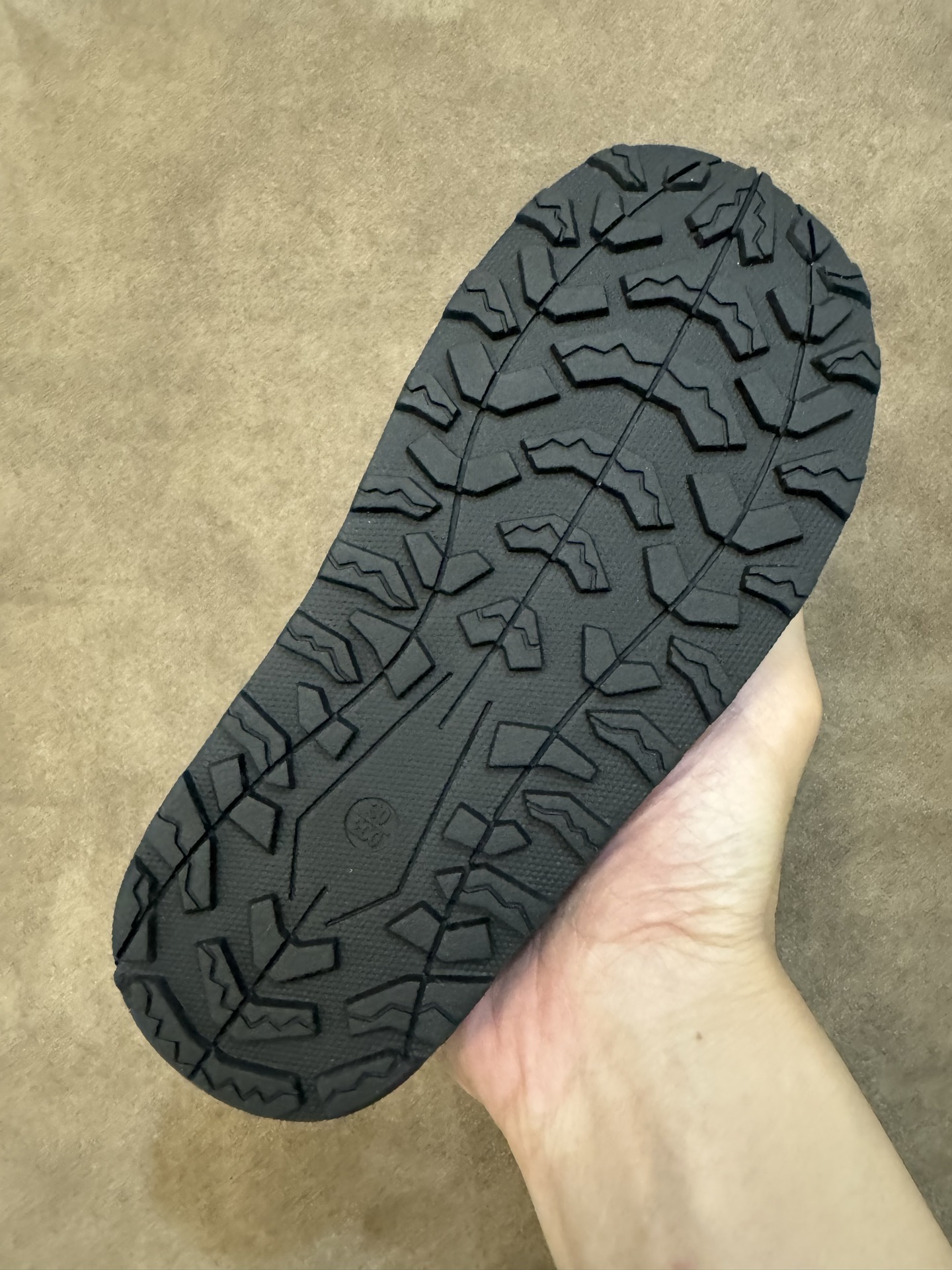 图片[9]-NB3205 魔术贴松紧带儿童溯溪软底儿童沙滩凉鞋透气凉鞋 尺码：26–37码 🌟夏日必备！👶 NB3205 凉鞋的新魔法✨：踩沙不止乐趣，舒适度MAX !\”👣 🏖️想象一下，炎炎夏日，孩子们在金色沙滩上自由奔跑，每一步都留下快乐的脚印。👣这款凉鞋的露趾设计，让小脚丫随时感受海风的轻拂，清凉一夏，无拘无束！🌬️ 👣而且，它们的软底设计超级亲肤，走路如走在云端，无论是嬉戏玩耍还是海边漫步，都能给小脚丫最温柔的呵护。棉花糖般的舒适体验，你值得拥有！棉花糖棉花糖🍦-选品中心