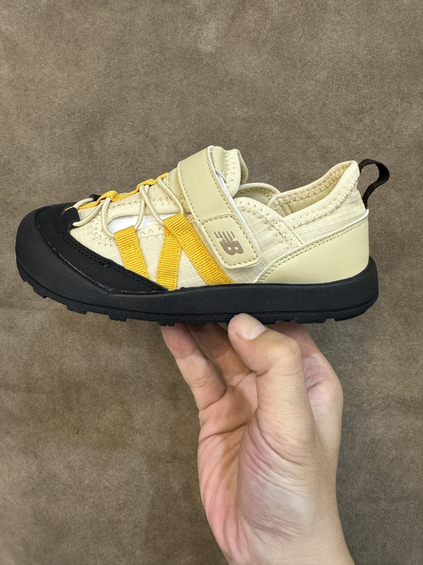 图片[4]-NB3205 魔术贴松紧带儿童溯溪软底儿童沙滩凉鞋透气凉鞋 尺码：26–37码 🌟夏日必备！👶 NB3205 凉鞋的新魔法✨：踩沙不止乐趣，舒适度MAX !\”👣 🏖️想象一下，炎炎夏日，孩子们在金色沙滩上自由奔跑，每一步都留下快乐的脚印。👣这款凉鞋的露趾设计，让小脚丫随时感受海风的轻拂，清凉一夏，无拘无束！🌬️ 👣而且，它们的软底设计超级亲肤，走路如走在云端，无论是嬉戏玩耍还是海边漫步，都能给小脚丫最温柔的呵护。棉花糖般的舒适体验，你值得拥有！棉花糖棉花糖🍦-选品中心