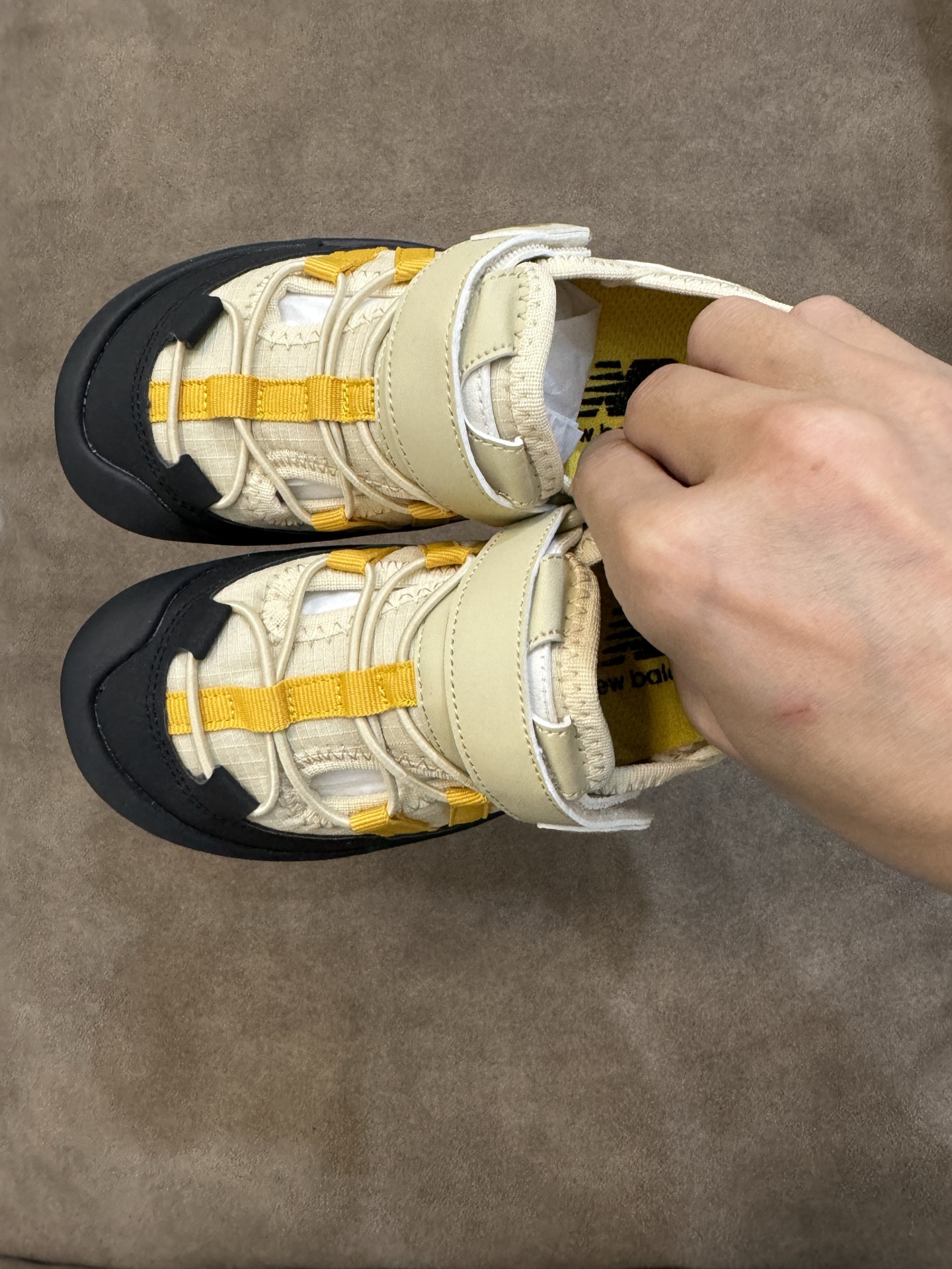 图片[2]-NB3205 魔术贴松紧带儿童溯溪软底儿童沙滩凉鞋透气凉鞋 尺码：26–37码 🌟夏日必备！👶 NB3205 凉鞋的新魔法✨：踩沙不止乐趣，舒适度MAX !\”👣 🏖️想象一下，炎炎夏日，孩子们在金色沙滩上自由奔跑，每一步都留下快乐的脚印。👣这款凉鞋的露趾设计，让小脚丫随时感受海风的轻拂，清凉一夏，无拘无束！🌬️ 👣而且，它们的软底设计超级亲肤，走路如走在云端，无论是嬉戏玩耍还是海边漫步，都能给小脚丫最温柔的呵护。棉花糖般的舒适体验，你值得拥有！棉花糖棉花糖🍦-选品中心