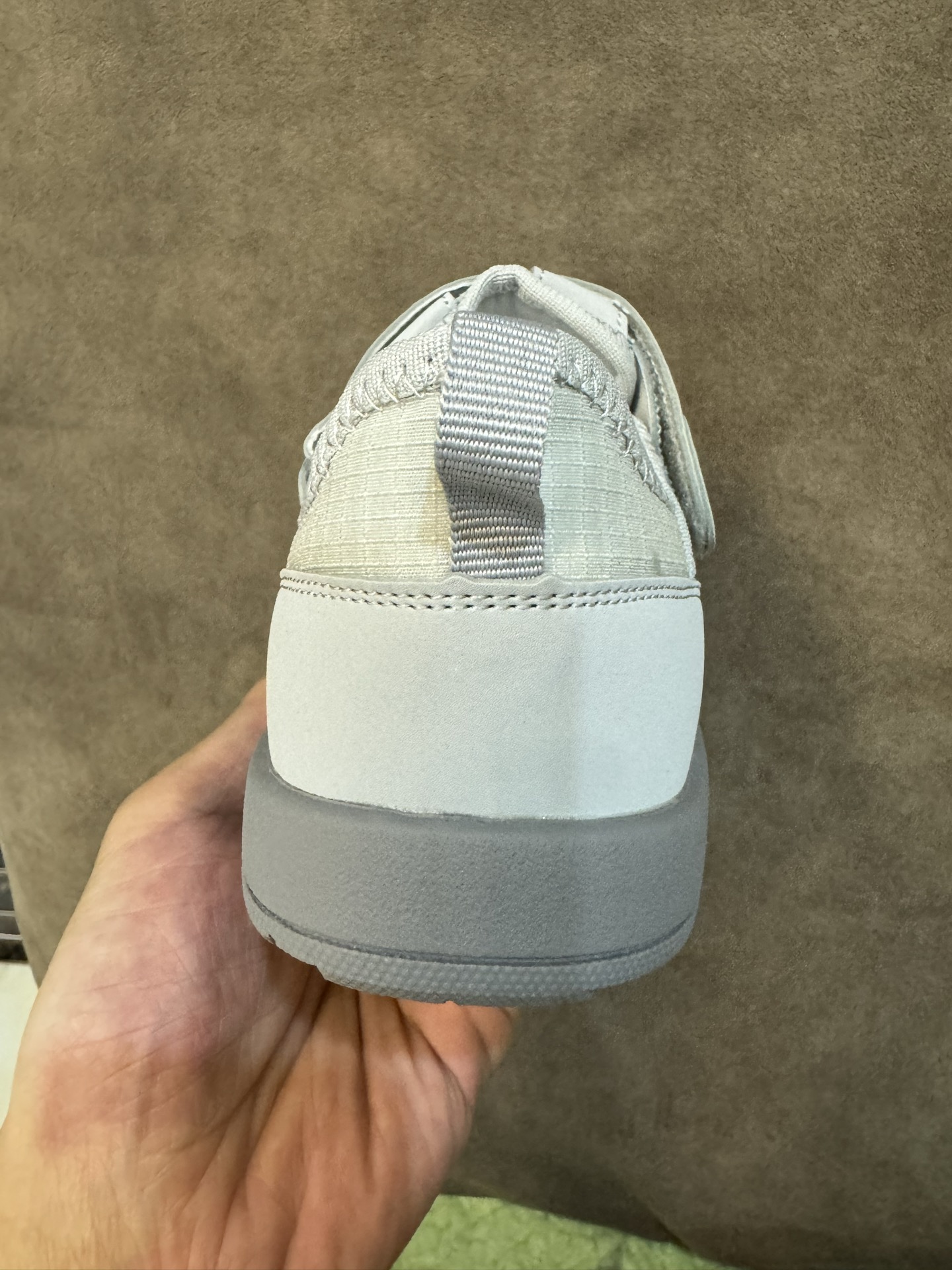 图片[7]-NB3205 魔术贴松紧带儿童溯溪软底儿童沙滩凉鞋透气凉鞋 尺码：26–37码 🌟夏日必备！👶 NB3205 凉鞋的新魔法✨：踩沙不止乐趣，舒适度MAX !\”👣 🏖️想象一下，炎炎夏日，孩子们在金色沙滩上自由奔跑，每一步都留下快乐的脚印。👣这款凉鞋的露趾设计，让小脚丫随时感受海风的轻拂，清凉一夏，无拘无束！🌬️ 👣而且，它们的软底设计超级亲肤，走路如走在云端，无论是嬉戏玩耍还是海边漫步，都能给小脚丫最温柔的呵护。棉花糖般的舒适体验，你值得拥有！棉花糖棉花糖🍦-选品中心