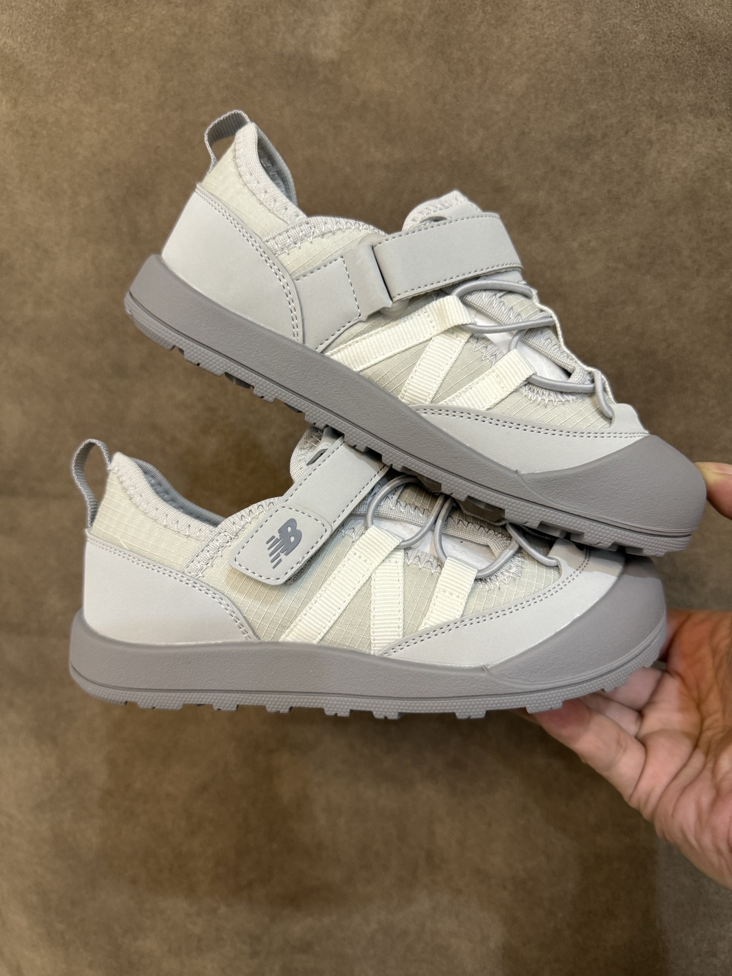 图片[8]-NB3205 魔术贴松紧带儿童溯溪软底儿童沙滩凉鞋透气凉鞋 尺码：26–37码 🌟夏日必备！👶 NB3205 凉鞋的新魔法✨：踩沙不止乐趣，舒适度MAX !\”👣 🏖️想象一下，炎炎夏日，孩子们在金色沙滩上自由奔跑，每一步都留下快乐的脚印。👣这款凉鞋的露趾设计，让小脚丫随时感受海风的轻拂，清凉一夏，无拘无束！🌬️ 👣而且，它们的软底设计超级亲肤，走路如走在云端，无论是嬉戏玩耍还是海边漫步，都能给小脚丫最温柔的呵护。棉花糖般的舒适体验，你值得拥有！棉花糖棉花糖🍦-选品中心