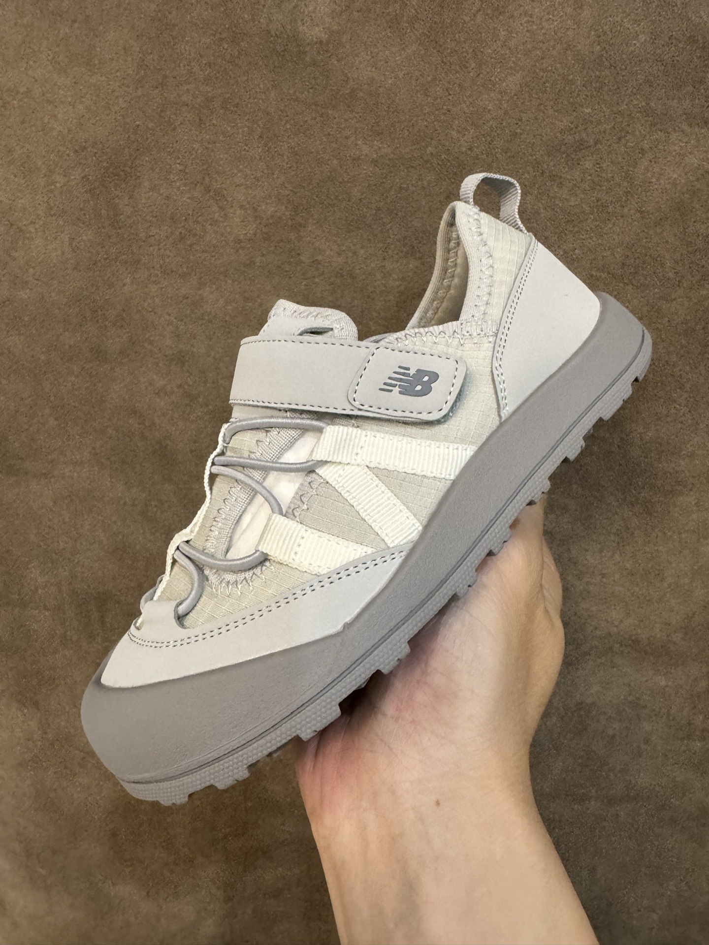 图片[3]-NB3205 魔术贴松紧带儿童溯溪软底儿童沙滩凉鞋透气凉鞋 尺码：26–37码 🌟夏日必备！👶 NB3205 凉鞋的新魔法✨：踩沙不止乐趣，舒适度MAX !\”👣 🏖️想象一下，炎炎夏日，孩子们在金色沙滩上自由奔跑，每一步都留下快乐的脚印。👣这款凉鞋的露趾设计，让小脚丫随时感受海风的轻拂，清凉一夏，无拘无束！🌬️ 👣而且，它们的软底设计超级亲肤，走路如走在云端，无论是嬉戏玩耍还是海边漫步，都能给小脚丫最温柔的呵护。棉花糖般的舒适体验，你值得拥有！棉花糖棉花糖🍦-选品中心