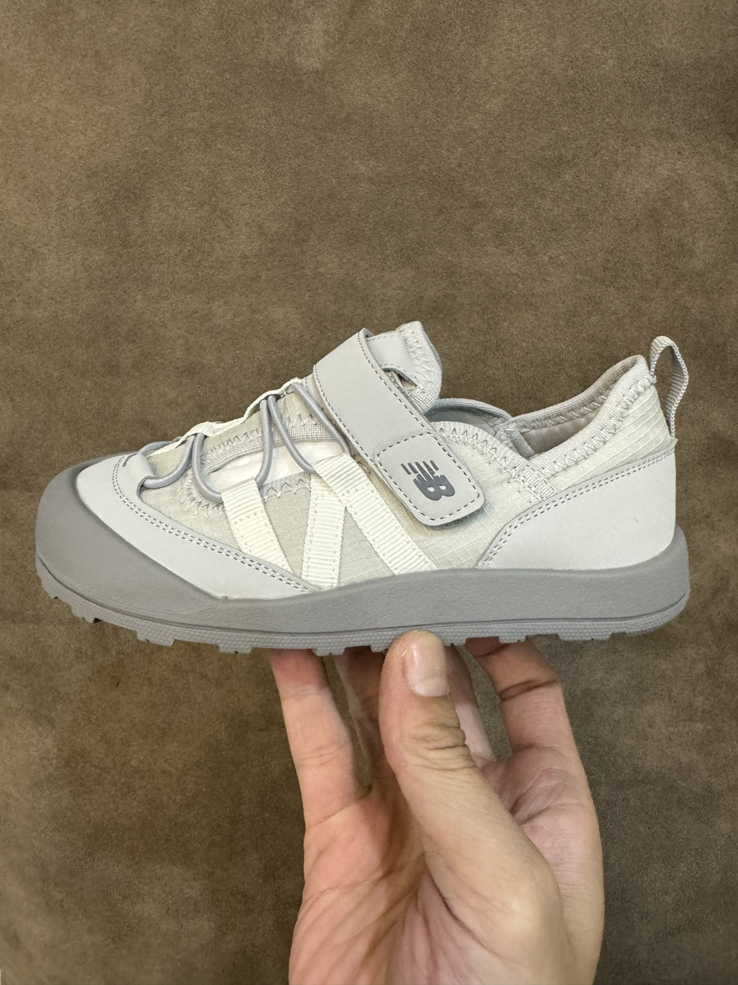 图片[4]-NB3205 魔术贴松紧带儿童溯溪软底儿童沙滩凉鞋透气凉鞋 尺码：26–37码 🌟夏日必备！👶 NB3205 凉鞋的新魔法✨：踩沙不止乐趣，舒适度MAX !\”👣 🏖️想象一下，炎炎夏日，孩子们在金色沙滩上自由奔跑，每一步都留下快乐的脚印。👣这款凉鞋的露趾设计，让小脚丫随时感受海风的轻拂，清凉一夏，无拘无束！🌬️ 👣而且，它们的软底设计超级亲肤，走路如走在云端，无论是嬉戏玩耍还是海边漫步，都能给小脚丫最温柔的呵护。棉花糖般的舒适体验，你值得拥有！棉花糖棉花糖🍦-选品中心