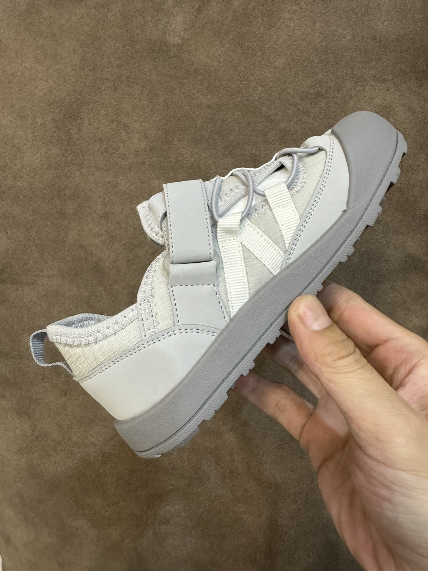 图片[5]-NB3205 魔术贴松紧带儿童溯溪软底儿童沙滩凉鞋透气凉鞋 尺码：26–37码 🌟夏日必备！👶 NB3205 凉鞋的新魔法✨：踩沙不止乐趣，舒适度MAX !\”👣 🏖️想象一下，炎炎夏日，孩子们在金色沙滩上自由奔跑，每一步都留下快乐的脚印。👣这款凉鞋的露趾设计，让小脚丫随时感受海风的轻拂，清凉一夏，无拘无束！🌬️ 👣而且，它们的软底设计超级亲肤，走路如走在云端，无论是嬉戏玩耍还是海边漫步，都能给小脚丫最温柔的呵护。棉花糖般的舒适体验，你值得拥有！棉花糖棉花糖🍦-选品中心