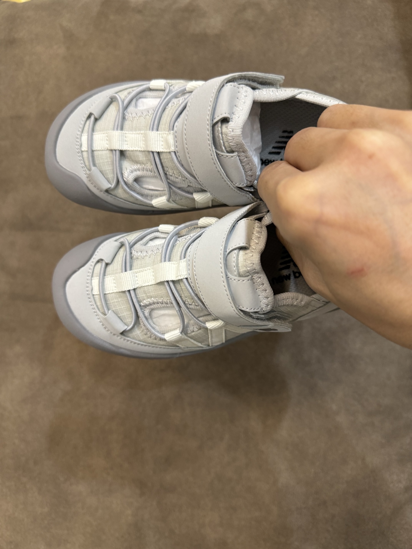 图片[2]-NB3205 魔术贴松紧带儿童溯溪软底儿童沙滩凉鞋透气凉鞋 尺码：26–37码 🌟夏日必备！👶 NB3205 凉鞋的新魔法✨：踩沙不止乐趣，舒适度MAX !\”👣 🏖️想象一下，炎炎夏日，孩子们在金色沙滩上自由奔跑，每一步都留下快乐的脚印。👣这款凉鞋的露趾设计，让小脚丫随时感受海风的轻拂，清凉一夏，无拘无束！🌬️ 👣而且，它们的软底设计超级亲肤，走路如走在云端，无论是嬉戏玩耍还是海边漫步，都能给小脚丫最温柔的呵护。棉花糖般的舒适体验，你值得拥有！棉花糖棉花糖🍦-选品中心