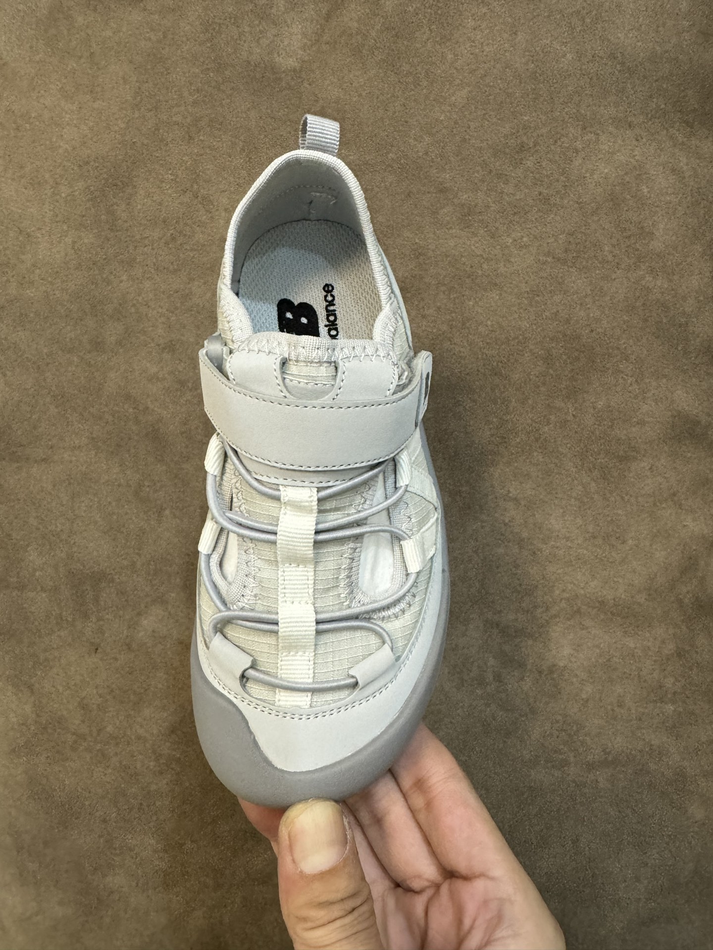 图片[6]-NB3205 魔术贴松紧带儿童溯溪软底儿童沙滩凉鞋透气凉鞋 尺码：26–37码 🌟夏日必备！👶 NB3205 凉鞋的新魔法✨：踩沙不止乐趣，舒适度MAX !\”👣 🏖️想象一下，炎炎夏日，孩子们在金色沙滩上自由奔跑，每一步都留下快乐的脚印。👣这款凉鞋的露趾设计，让小脚丫随时感受海风的轻拂，清凉一夏，无拘无束！🌬️ 👣而且，它们的软底设计超级亲肤，走路如走在云端，无论是嬉戏玩耍还是海边漫步，都能给小脚丫最温柔的呵护。棉花糖般的舒适体验，你值得拥有！棉花糖棉花糖🍦-选品中心