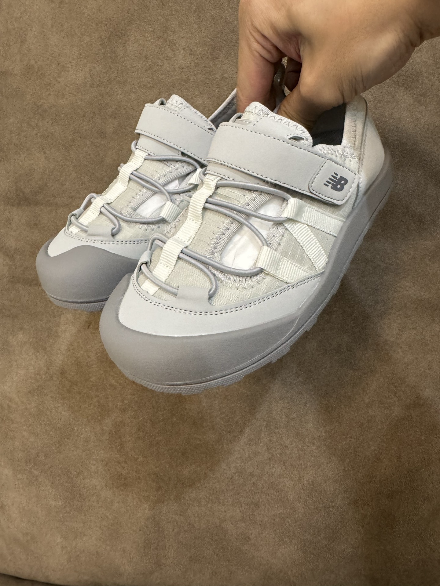 NB3205 魔术贴松紧带儿童溯溪软底儿童沙滩凉鞋透气凉鞋 尺码：26–37码 🌟夏日必备！👶 NB3205 凉鞋的新魔法✨：踩沙不止乐趣，舒适度MAX !\”👣 🏖️想象一下，炎炎夏日，孩子们在金色沙滩上自由奔跑，每一步都留下快乐的脚印。👣这款凉鞋的露趾设计，让小脚丫随时感受海风的轻拂，清凉一夏，无拘无束！🌬️ 👣而且，它们的软底设计超级亲肤，走路如走在云端，无论是嬉戏玩耍还是海边漫步，都能给小脚丫最温柔的呵护。棉花糖般的舒适体验，你值得拥有！棉花糖棉花糖🍦-选品中心