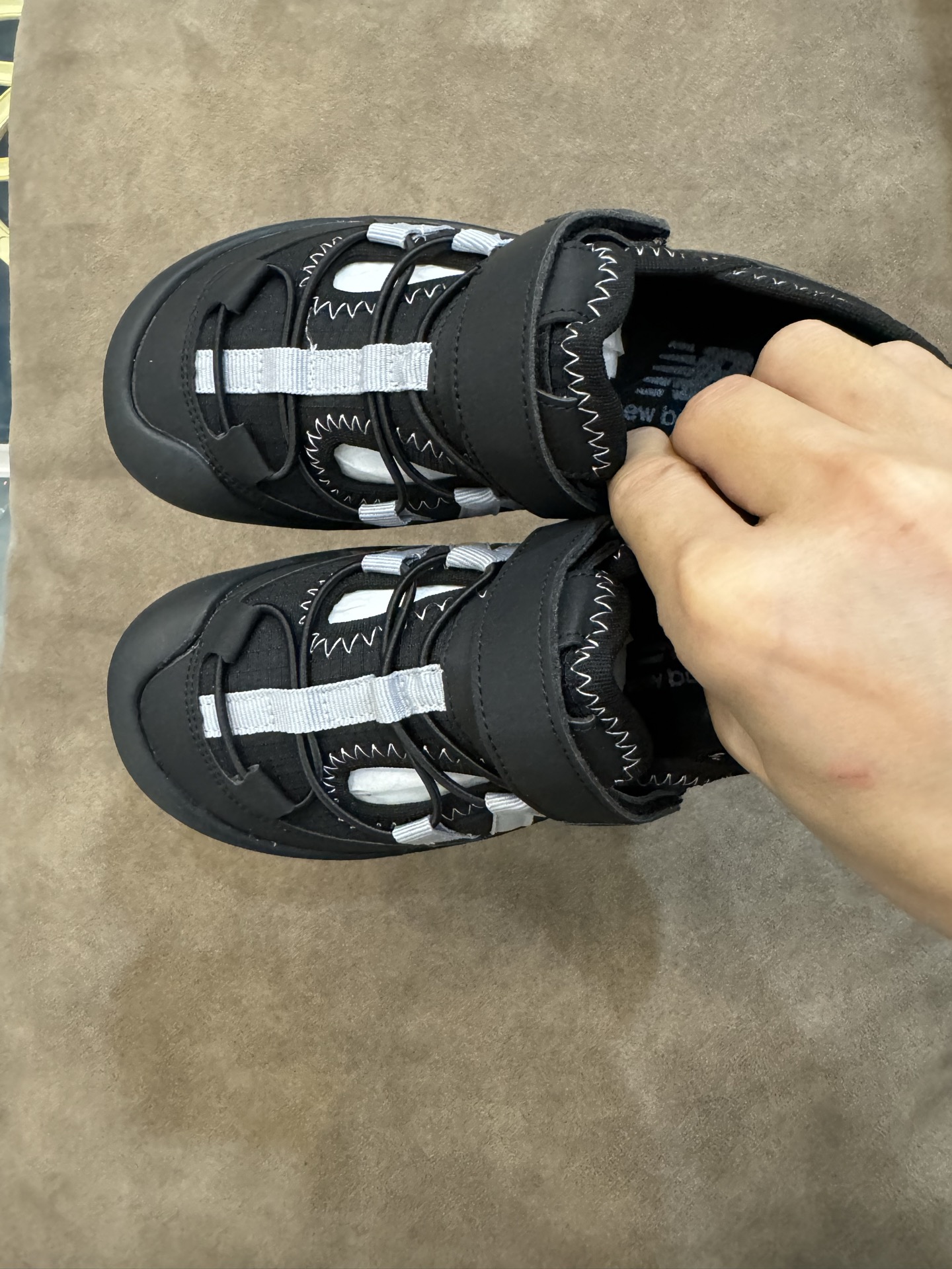 图片[2]-NB3205 魔术贴松紧带儿童溯溪软底儿童沙滩凉鞋透气凉鞋 尺码：26–37码 🌟夏日必备！👶 NB3205 凉鞋的新魔法✨：踩沙不止乐趣，舒适度MAX !\”👣 🏖️想象一下，炎炎夏日，孩子们在金色沙滩上自由奔跑，每一步都留下快乐的脚印。👣这款凉鞋的露趾设计，让小脚丫随时感受海风的轻拂，清凉一夏，无拘无束！🌬️ 👣而且，它们的软底设计超级亲肤，走路如走在云端，无论是嬉戏玩耍还是海边漫步，都能给小脚丫最温柔的呵护。棉花糖般的舒适体验，你值得拥有！棉花糖棉花糖🍦-选品中心