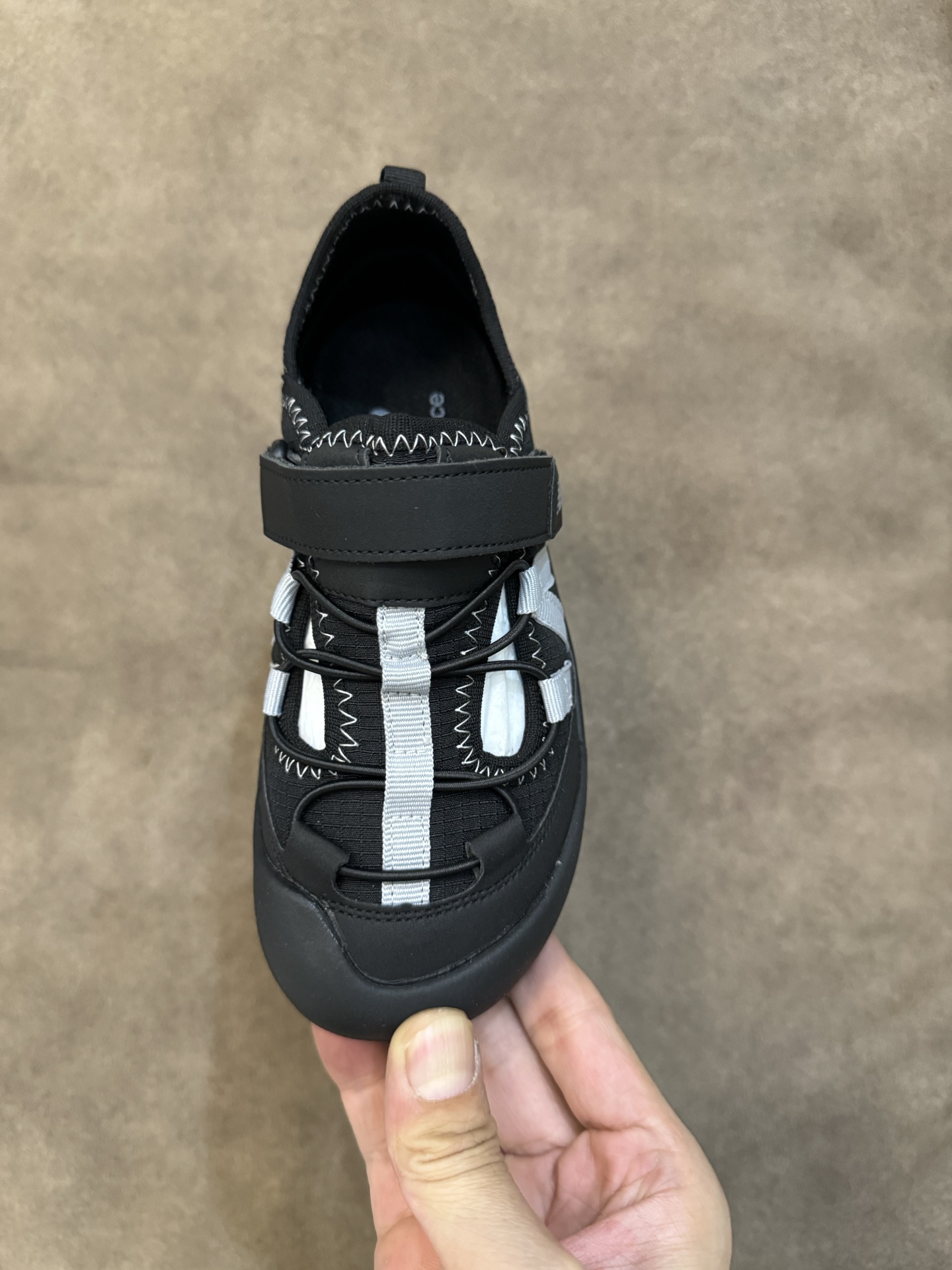 图片[7]-NB3205 魔术贴松紧带儿童溯溪软底儿童沙滩凉鞋透气凉鞋 尺码：26–37码 🌟夏日必备！👶 NB3205 凉鞋的新魔法✨：踩沙不止乐趣，舒适度MAX !\”👣 🏖️想象一下，炎炎夏日，孩子们在金色沙滩上自由奔跑，每一步都留下快乐的脚印。👣这款凉鞋的露趾设计，让小脚丫随时感受海风的轻拂，清凉一夏，无拘无束！🌬️ 👣而且，它们的软底设计超级亲肤，走路如走在云端，无论是嬉戏玩耍还是海边漫步，都能给小脚丫最温柔的呵护。棉花糖般的舒适体验，你值得拥有！棉花糖棉花糖🍦-选品中心