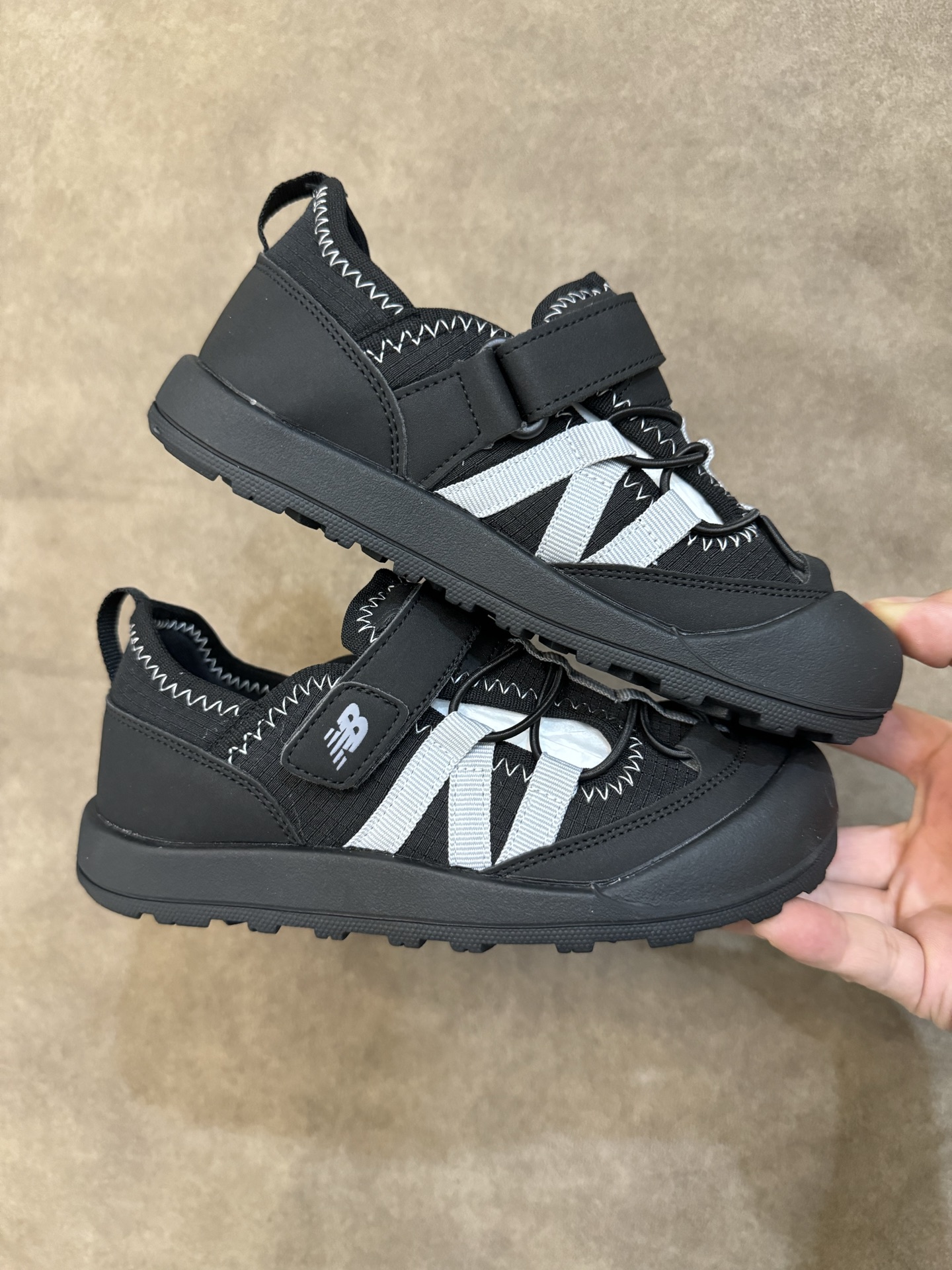 图片[8]-NB3205 魔术贴松紧带儿童溯溪软底儿童沙滩凉鞋透气凉鞋 尺码：26–37码 🌟夏日必备！👶 NB3205 凉鞋的新魔法✨：踩沙不止乐趣，舒适度MAX !\”👣 🏖️想象一下，炎炎夏日，孩子们在金色沙滩上自由奔跑，每一步都留下快乐的脚印。👣这款凉鞋的露趾设计，让小脚丫随时感受海风的轻拂，清凉一夏，无拘无束！🌬️ 👣而且，它们的软底设计超级亲肤，走路如走在云端，无论是嬉戏玩耍还是海边漫步，都能给小脚丫最温柔的呵护。棉花糖般的舒适体验，你值得拥有！棉花糖棉花糖🍦-选品中心