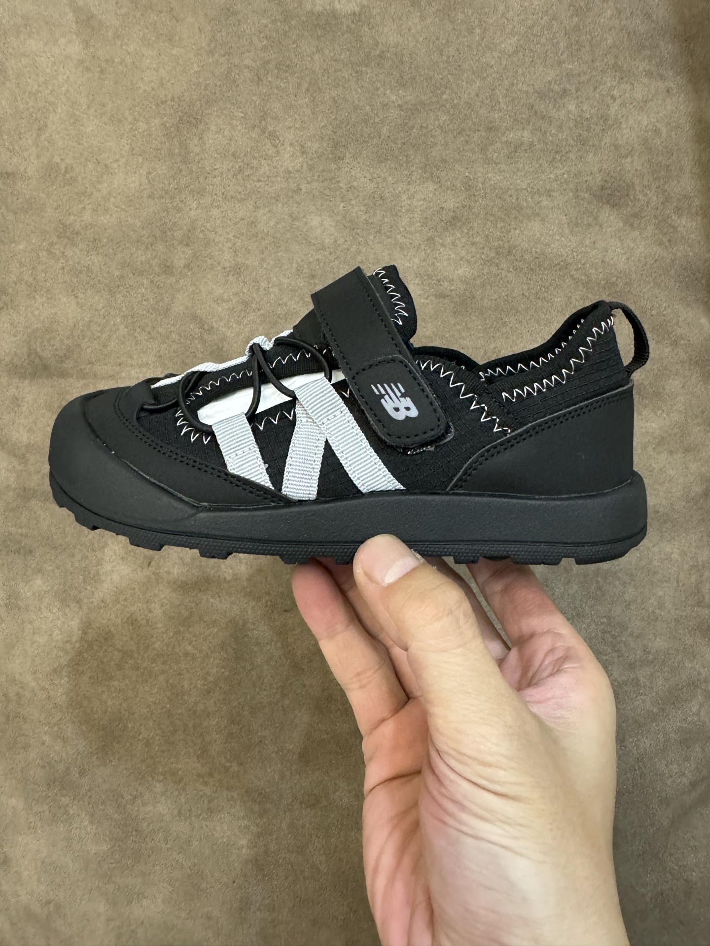 图片[4]-NB3205 魔术贴松紧带儿童溯溪软底儿童沙滩凉鞋透气凉鞋 尺码：26–37码 🌟夏日必备！👶 NB3205 凉鞋的新魔法✨：踩沙不止乐趣，舒适度MAX !\”👣 🏖️想象一下，炎炎夏日，孩子们在金色沙滩上自由奔跑，每一步都留下快乐的脚印。👣这款凉鞋的露趾设计，让小脚丫随时感受海风的轻拂，清凉一夏，无拘无束！🌬️ 👣而且，它们的软底设计超级亲肤，走路如走在云端，无论是嬉戏玩耍还是海边漫步，都能给小脚丫最温柔的呵护。棉花糖般的舒适体验，你值得拥有！棉花糖棉花糖🍦-选品中心