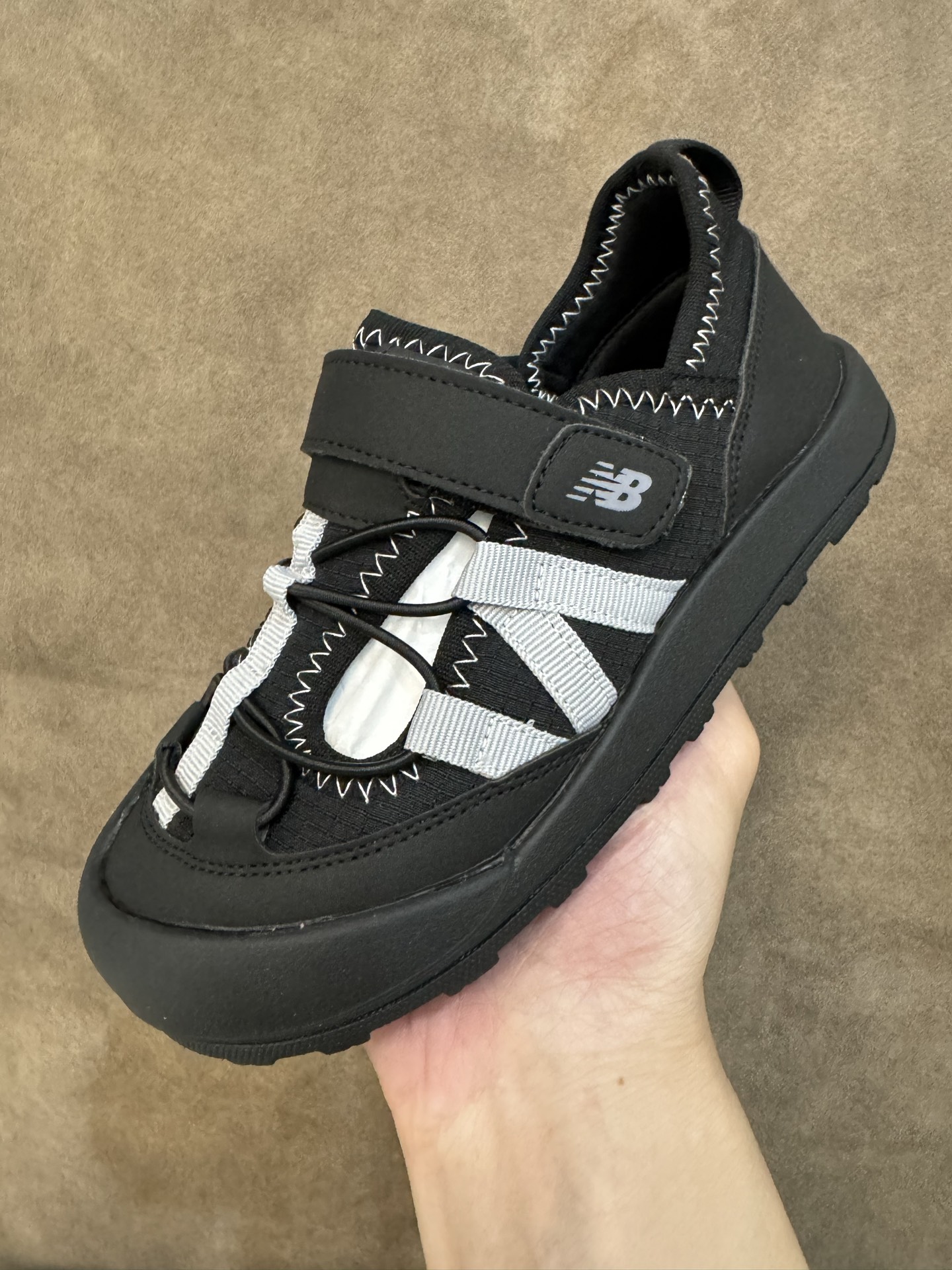 图片[3]-NB3205 魔术贴松紧带儿童溯溪软底儿童沙滩凉鞋透气凉鞋 尺码：26–37码 🌟夏日必备！👶 NB3205 凉鞋的新魔法✨：踩沙不止乐趣，舒适度MAX !\”👣 🏖️想象一下，炎炎夏日，孩子们在金色沙滩上自由奔跑，每一步都留下快乐的脚印。👣这款凉鞋的露趾设计，让小脚丫随时感受海风的轻拂，清凉一夏，无拘无束！🌬️ 👣而且，它们的软底设计超级亲肤，走路如走在云端，无论是嬉戏玩耍还是海边漫步，都能给小脚丫最温柔的呵护。棉花糖般的舒适体验，你值得拥有！棉花糖棉花糖🍦-选品中心