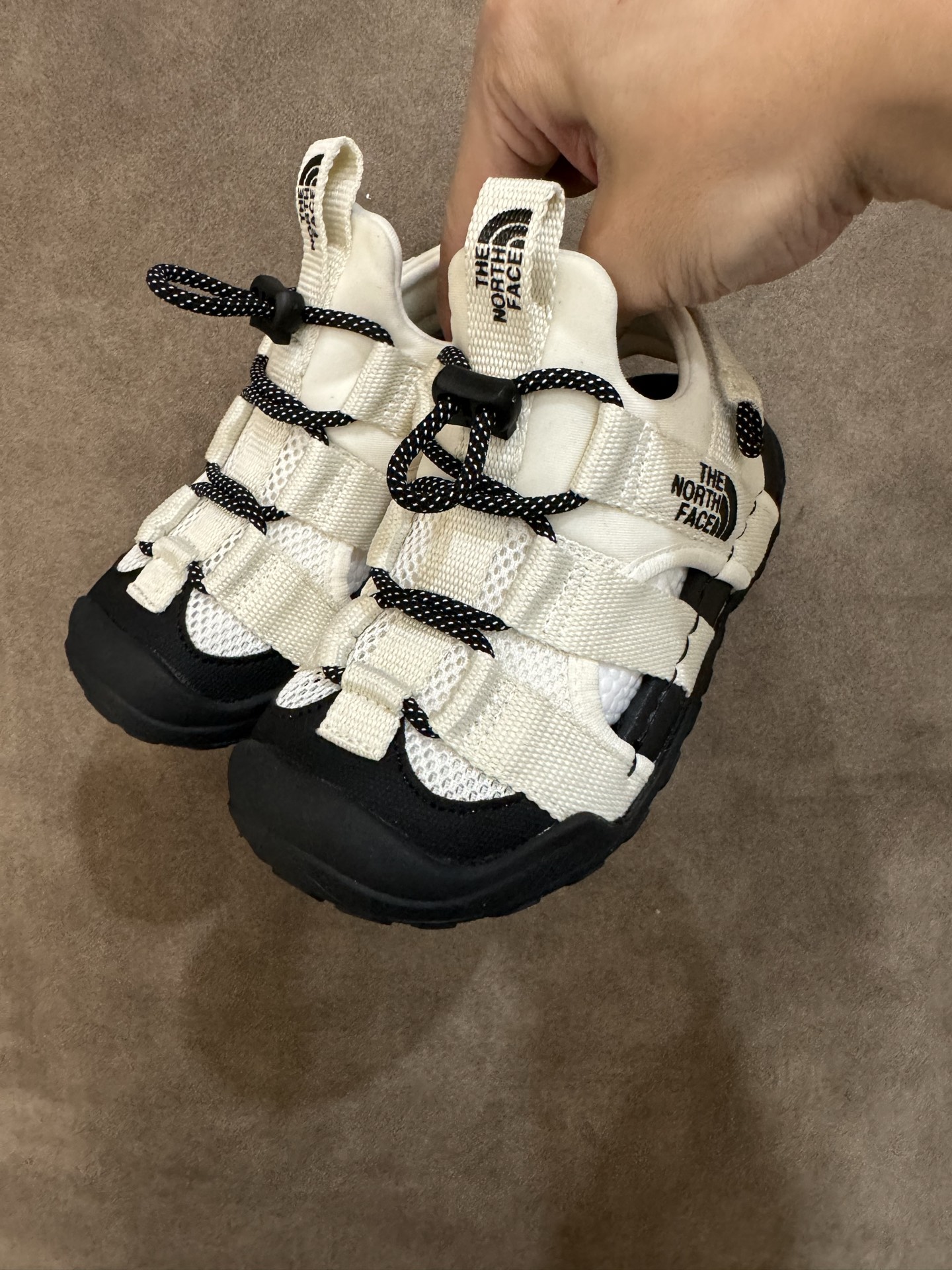 北面儿童包头凉鞋2025新款夏季运动户外沙滩鞋软底男女童户外溯溪鞋 尺码 26—37 包头镂空户外溯溪凉鞋 采用弹力扣设计,方便宝贝穿脱🤩镂空网鞋面,清爽透气💨让双脚👣在炎炎夏日也能保持清爽 鞋底防滑耐磨-选品中心