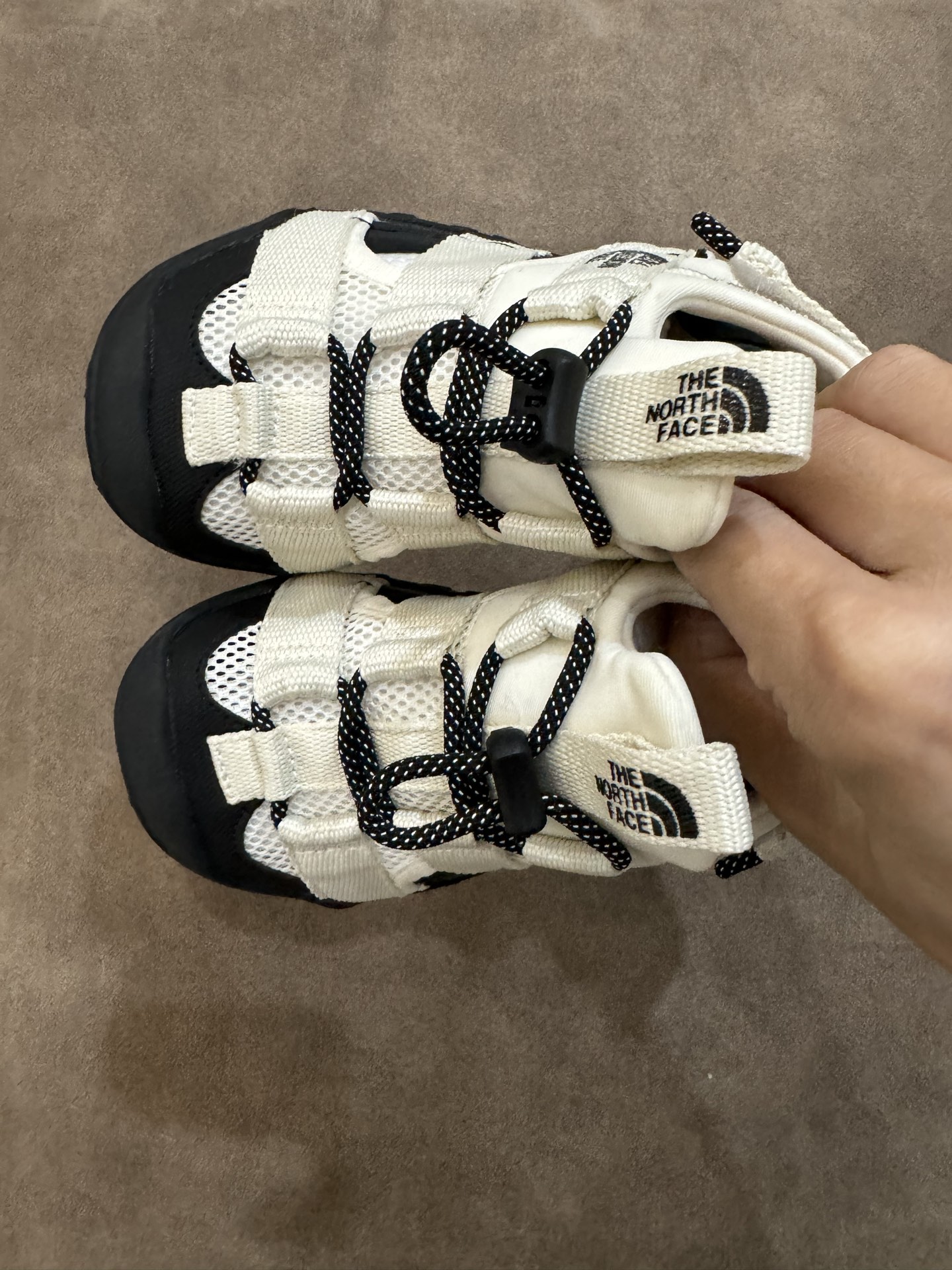 图片[2]-北面儿童包头凉鞋2025新款夏季运动户外沙滩鞋软底男女童户外溯溪鞋 尺码 26—37 包头镂空户外溯溪凉鞋 采用弹力扣设计，方便宝贝穿脱🤩镂空网鞋面，清爽透气💨让双脚👣在炎炎夏日也能保持清爽 鞋底防滑耐磨-选品中心