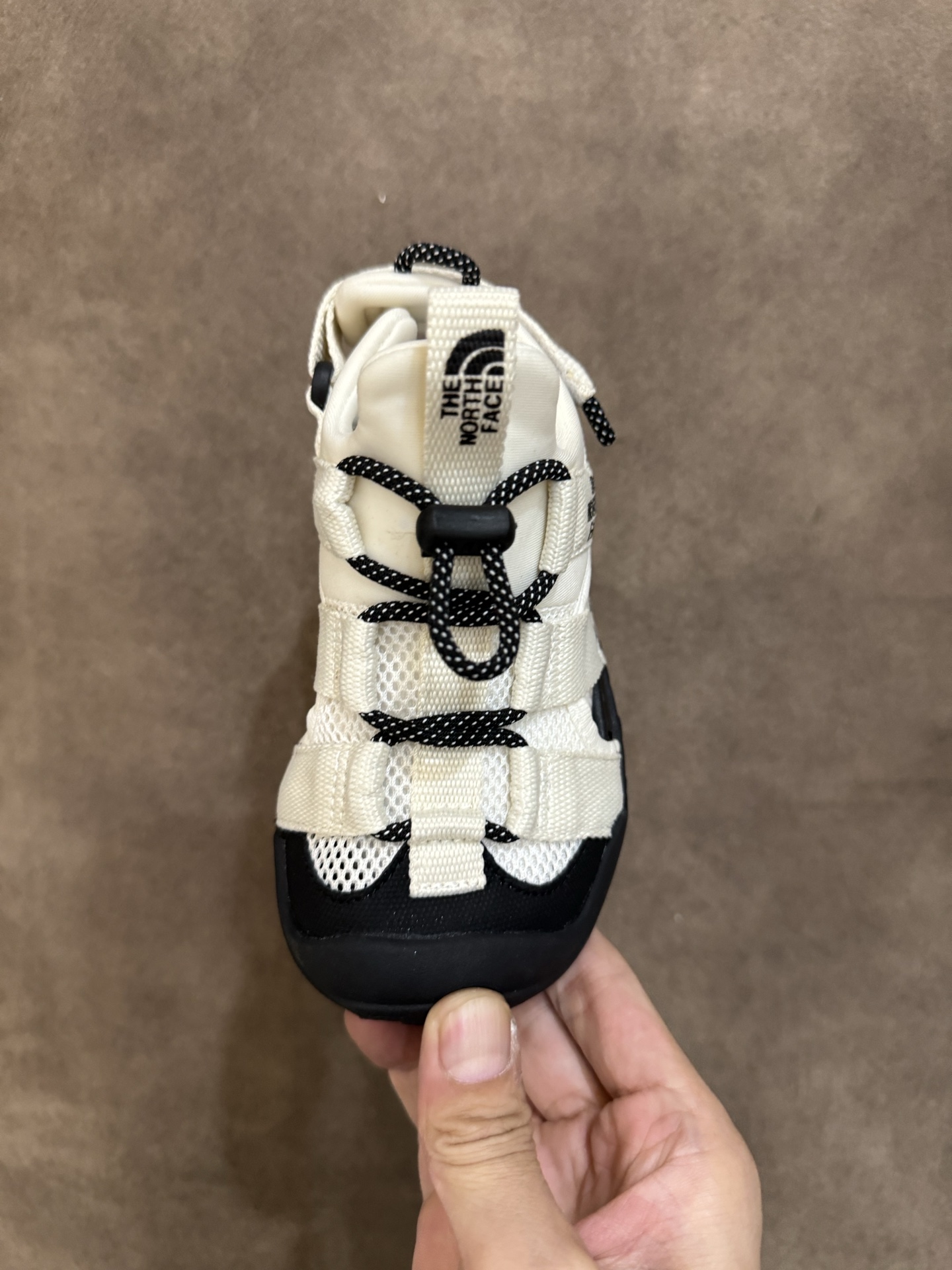 图片[7]-北面儿童包头凉鞋2025新款夏季运动户外沙滩鞋软底男女童户外溯溪鞋 尺码 26—37 包头镂空户外溯溪凉鞋 采用弹力扣设计，方便宝贝穿脱🤩镂空网鞋面，清爽透气💨让双脚👣在炎炎夏日也能保持清爽 鞋底防滑耐磨-选品中心