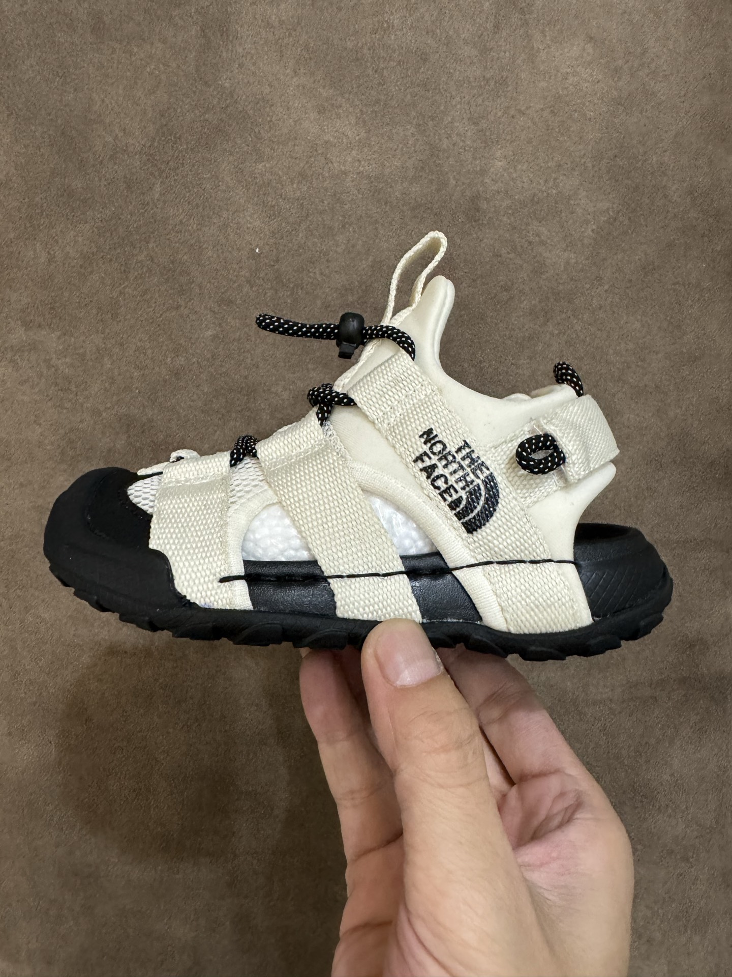 图片[4]-北面儿童包头凉鞋2025新款夏季运动户外沙滩鞋软底男女童户外溯溪鞋 尺码 26—37 包头镂空户外溯溪凉鞋 采用弹力扣设计，方便宝贝穿脱🤩镂空网鞋面，清爽透气💨让双脚👣在炎炎夏日也能保持清爽 鞋底防滑耐磨-选品中心