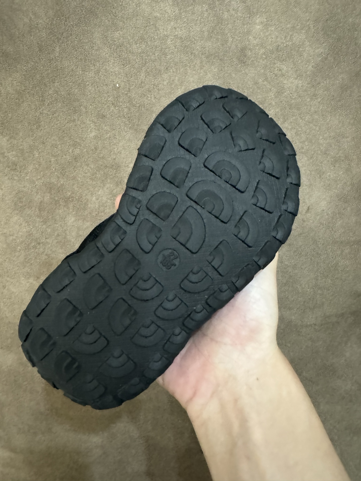 图片[8]-北面儿童包头凉鞋2025新款夏季运动户外沙滩鞋软底男女童户外溯溪鞋 尺码 26—37 包头镂空户外溯溪凉鞋 采用弹力扣设计，方便宝贝穿脱🤩镂空网鞋面，清爽透气💨让双脚👣在炎炎夏日也能保持清爽 鞋底防滑耐磨-选品中心