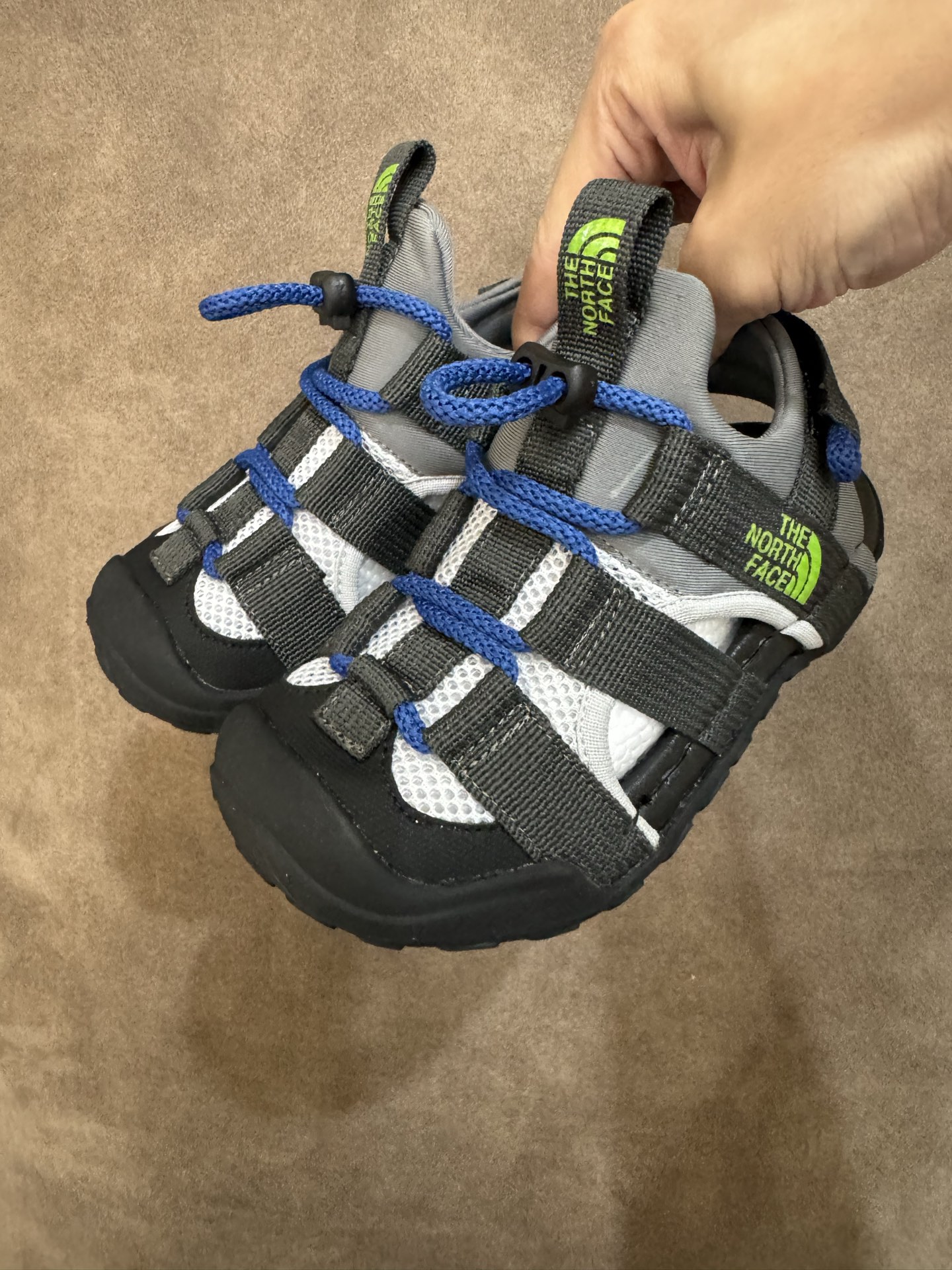 北面包头凉鞋户外沙滩鞋26—37 包头镂空户外溯溪凉鞋 采用弹力扣设计，方便宝贝穿脱，清爽透气💨让双脚👣在炎炎夏日也能保持清爽 鞋底防滑耐磨-选品中心