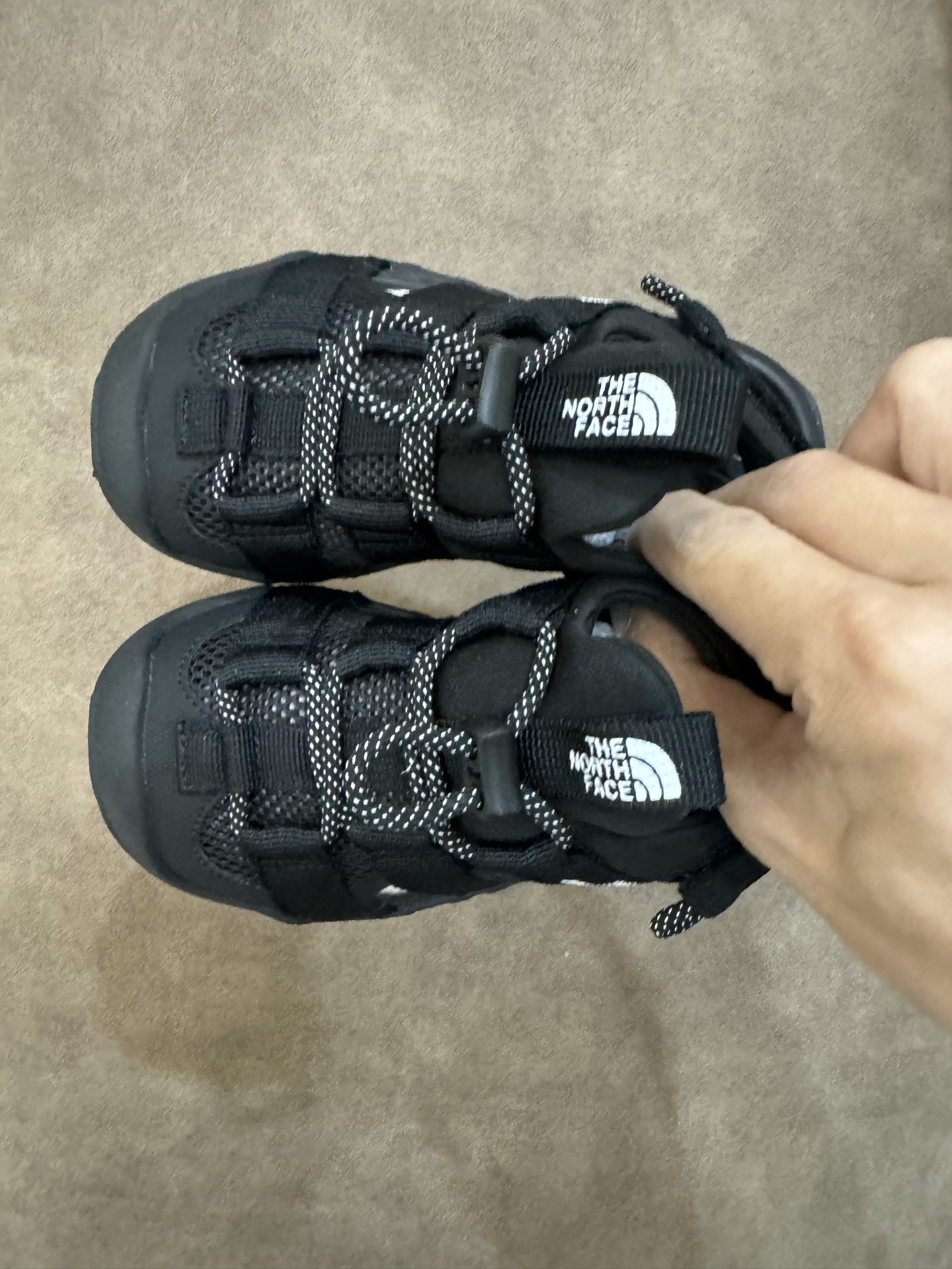 图片[2]-北面包头凉鞋户外沙滩鞋26—37 包头镂空户外溯溪凉鞋 采用弹力扣设计，方便宝贝穿脱，清爽透气💨让双脚👣在炎炎夏日也能保持清爽 鞋底防滑耐磨-选品中心