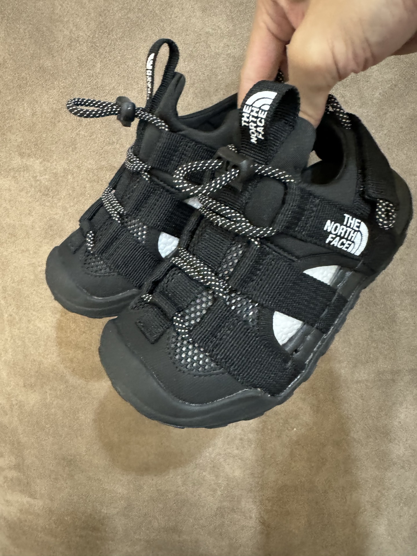 北面包头凉鞋户外沙滩鞋26—37 包头镂空户外溯溪凉鞋 采用弹力扣设计，方便宝贝穿脱，清爽透气💨让双脚👣在炎炎夏日也能保持清爽 鞋底防滑耐磨-选品中心