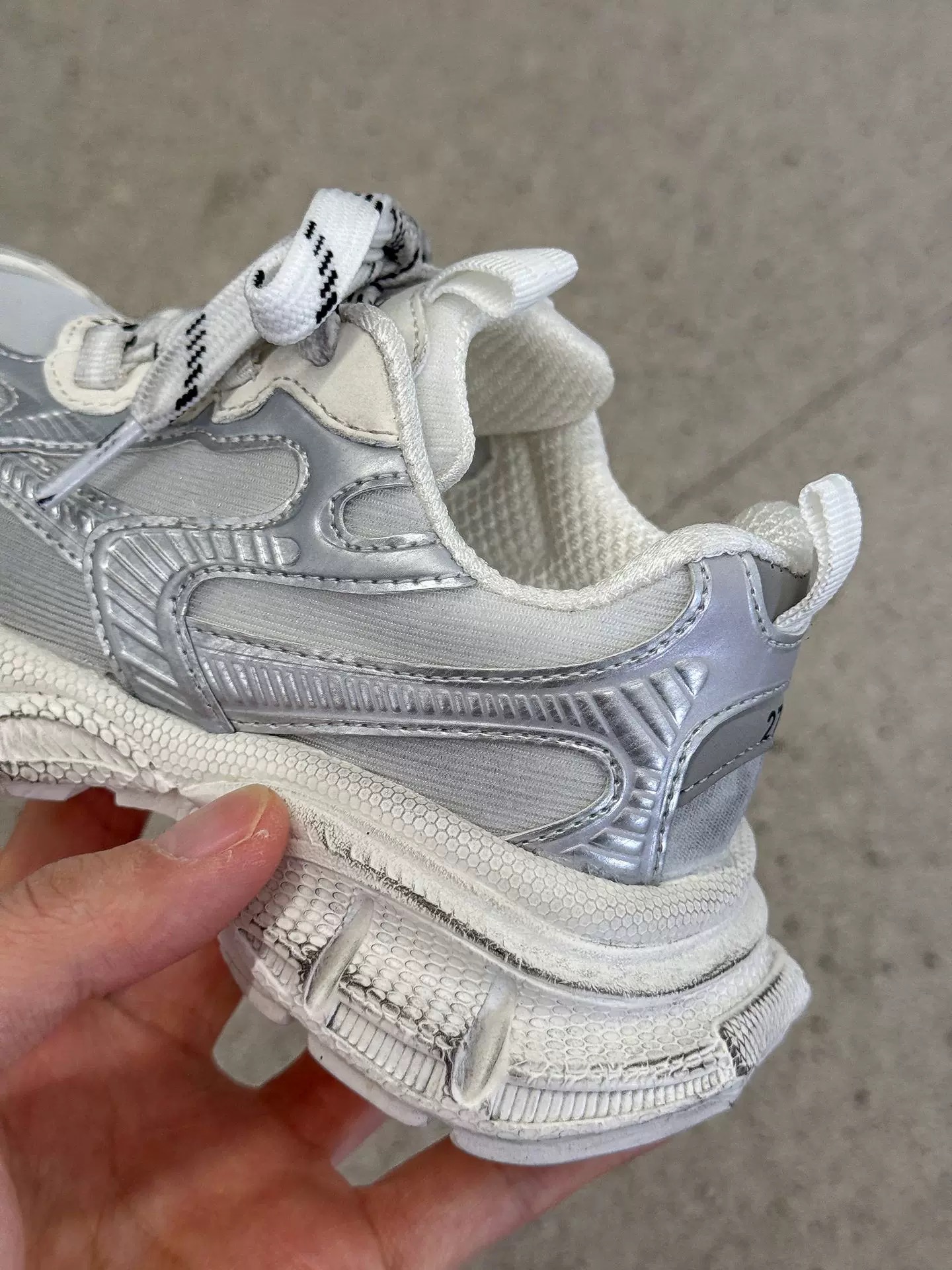 图片[3]-新色 巴黎新款网纱儿童魔术贴老爹鞋 尺码：26-37码 经典巴黎世家老爹鞋🆕 网纱设计，透气又舒适☁️ 魔术贴设计，穿脱方便✌🏻-选品中心