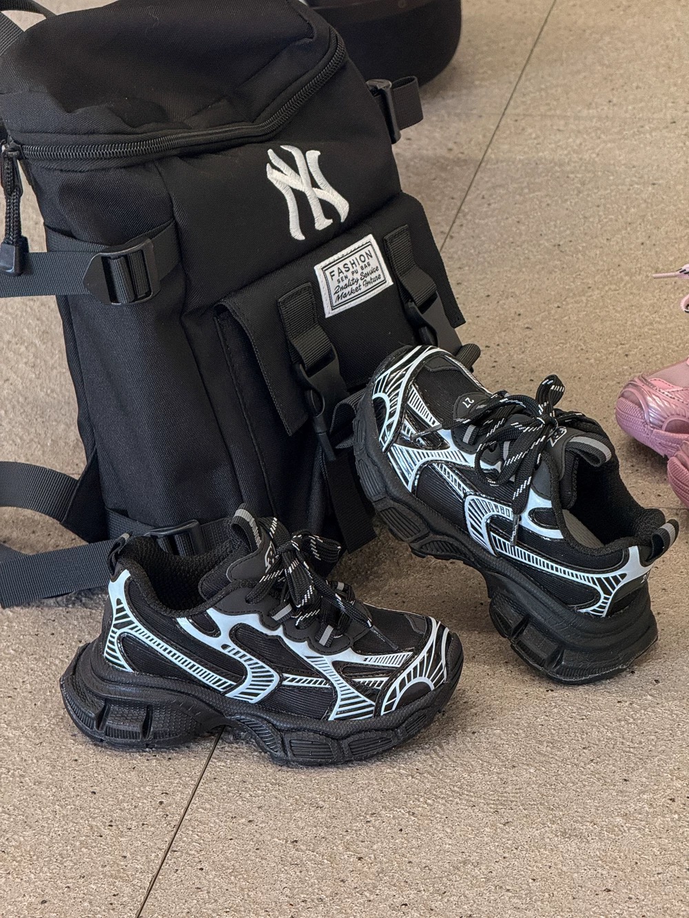 图片[9]-新色 巴黎新款网纱儿童魔术贴老爹鞋 尺码：26-37码 经典巴黎世家老爹鞋🆕 网纱设计，透气又舒适☁️ 魔术贴设计，穿脱方便✌🏻-选品中心