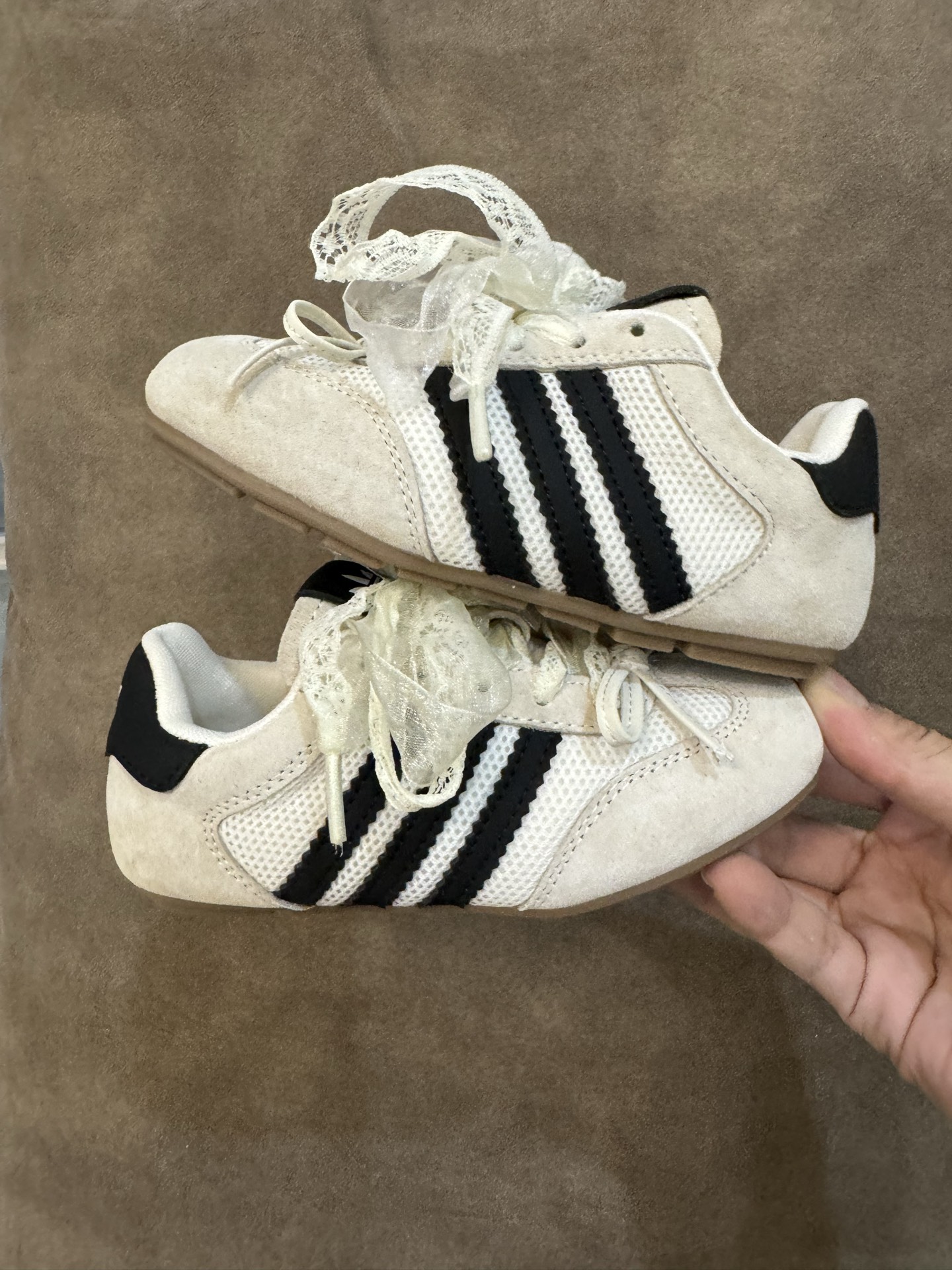 图片[8]-AD 三叶草蕾丝蝴蝶结德训童鞋26-37码 百搭又不失时尚的三条纹 透气性网面，舒适不闷脚☁️橡胶耐磨防滑大底，脚感超赞👍🏻-选品中心