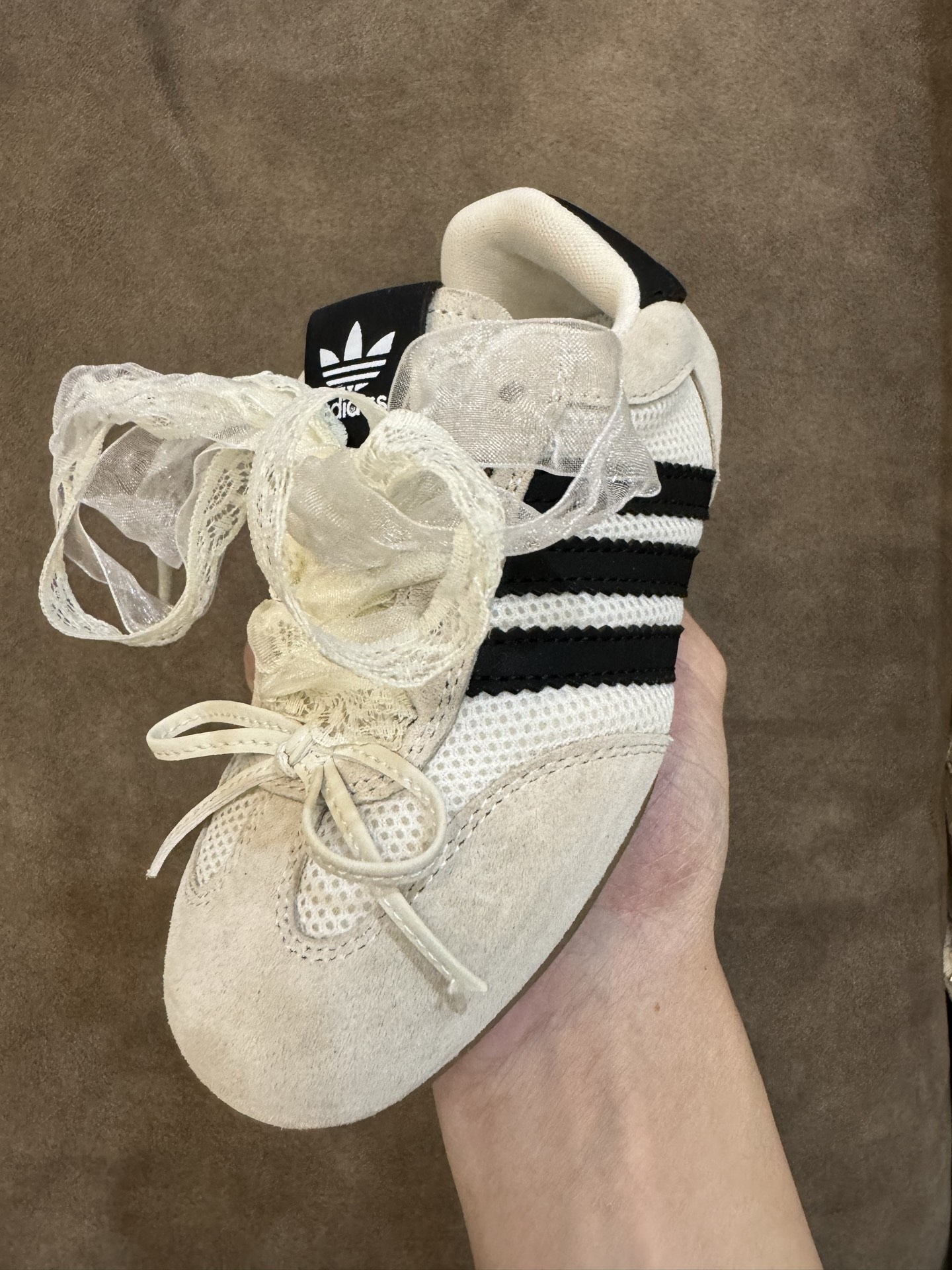 图片[3]-AD 三叶草蕾丝蝴蝶结德训童鞋26-37码 百搭又不失时尚的三条纹 透气性网面，舒适不闷脚☁️橡胶耐磨防滑大底，脚感超赞👍🏻-选品中心