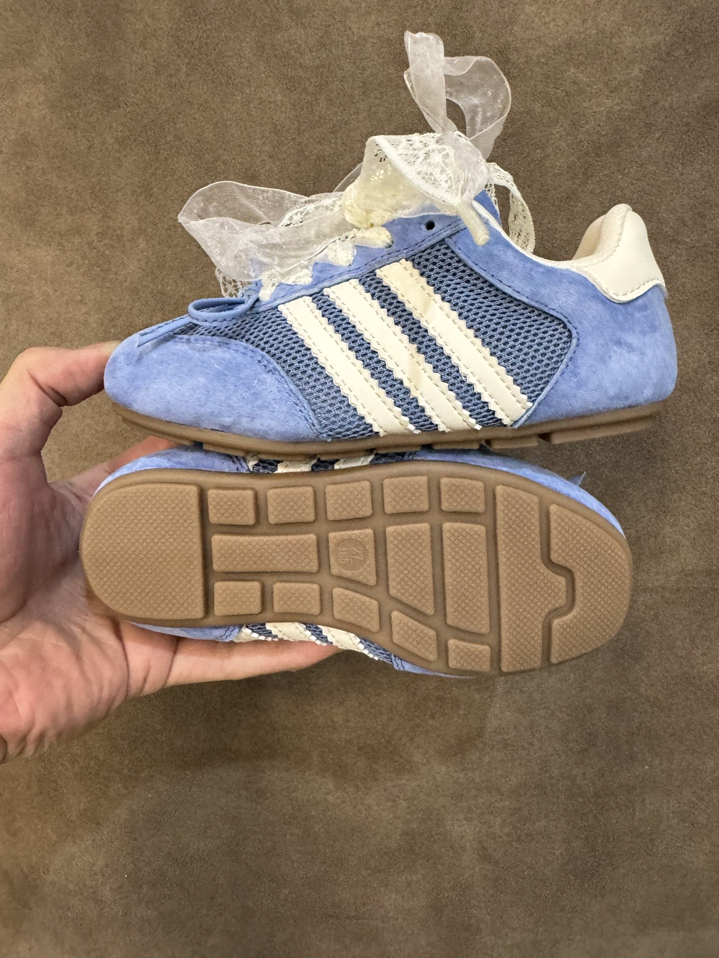 图片[9]-AD 三叶草蕾丝蝴蝶结跳舞鞋德训童鞋男女童鞋洋气休闲阿甘鞋 尺码：26-37码 百搭又不失时尚的三条纹 透气性网面，舒适不闷脚☁️ 橡胶耐磨防滑大底，脚感超赞👍🏻-选品中心