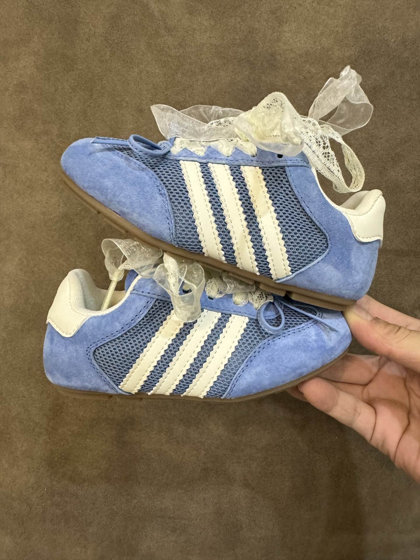 图片[8]-AD 三叶草蕾丝蝴蝶结跳舞鞋德训童鞋男女童鞋洋气休闲阿甘鞋 尺码：26-37码 百搭又不失时尚的三条纹 透气性网面，舒适不闷脚☁️ 橡胶耐磨防滑大底，脚感超赞👍🏻-选品中心