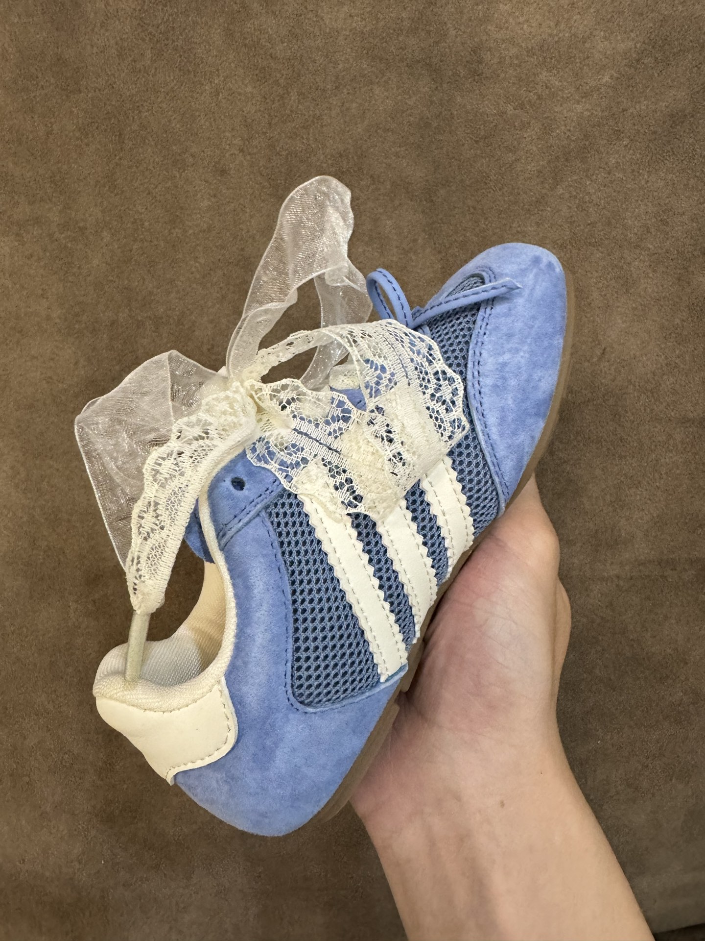 图片[4]-AD 三叶草蕾丝蝴蝶结跳舞鞋德训童鞋男女童鞋洋气休闲阿甘鞋 尺码：26-37码 百搭又不失时尚的三条纹 透气性网面，舒适不闷脚☁️ 橡胶耐磨防滑大底，脚感超赞👍🏻-选品中心