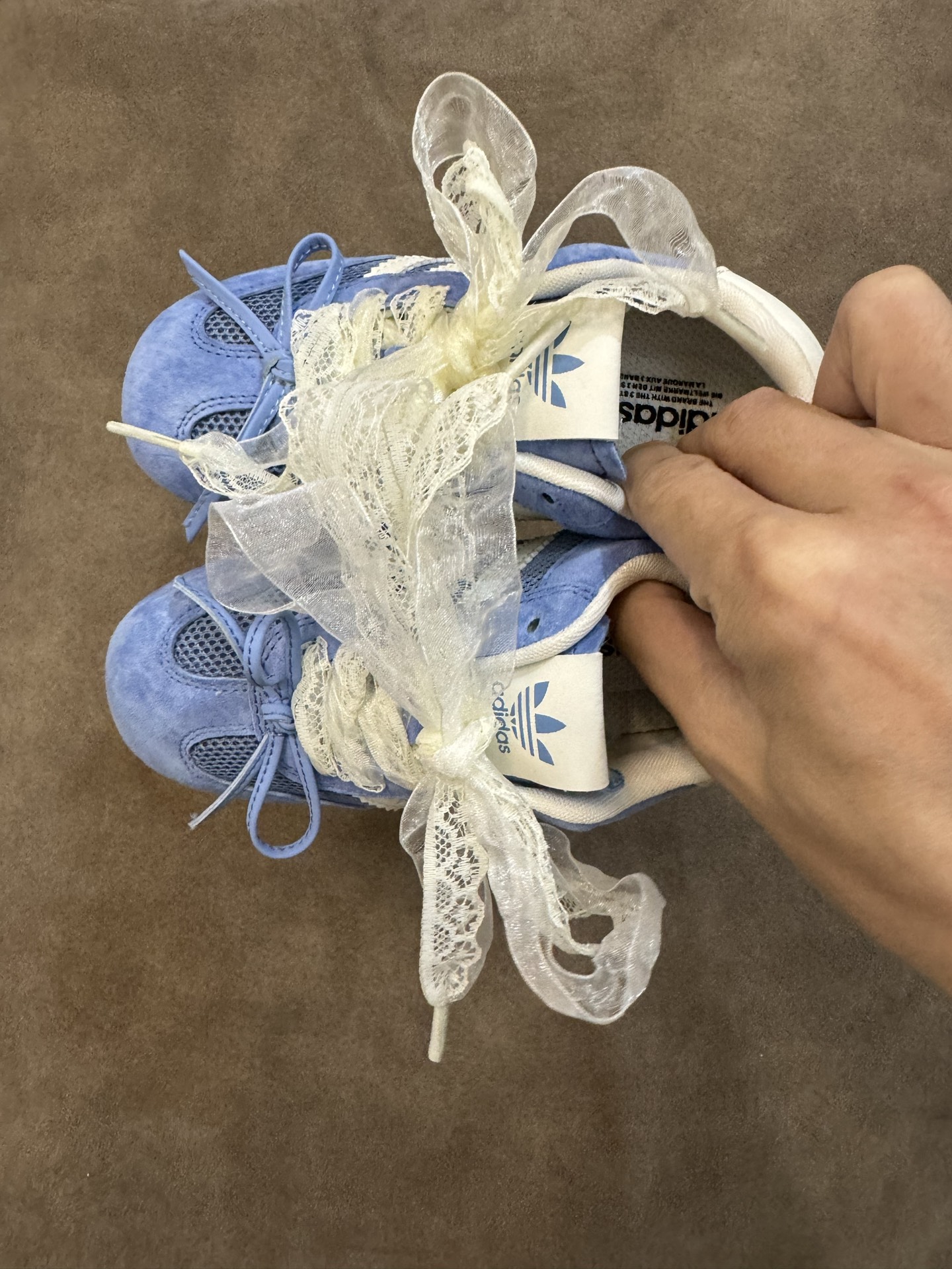 AD 三叶草蕾丝蝴蝶结跳舞鞋德训童鞋男女童鞋洋气休闲阿甘鞋 尺码：26-37码 百搭又不失时尚的三条纹 透气性网面，舒适不闷脚☁️ 橡胶耐磨防滑大底，脚感超赞👍🏻-选品中心