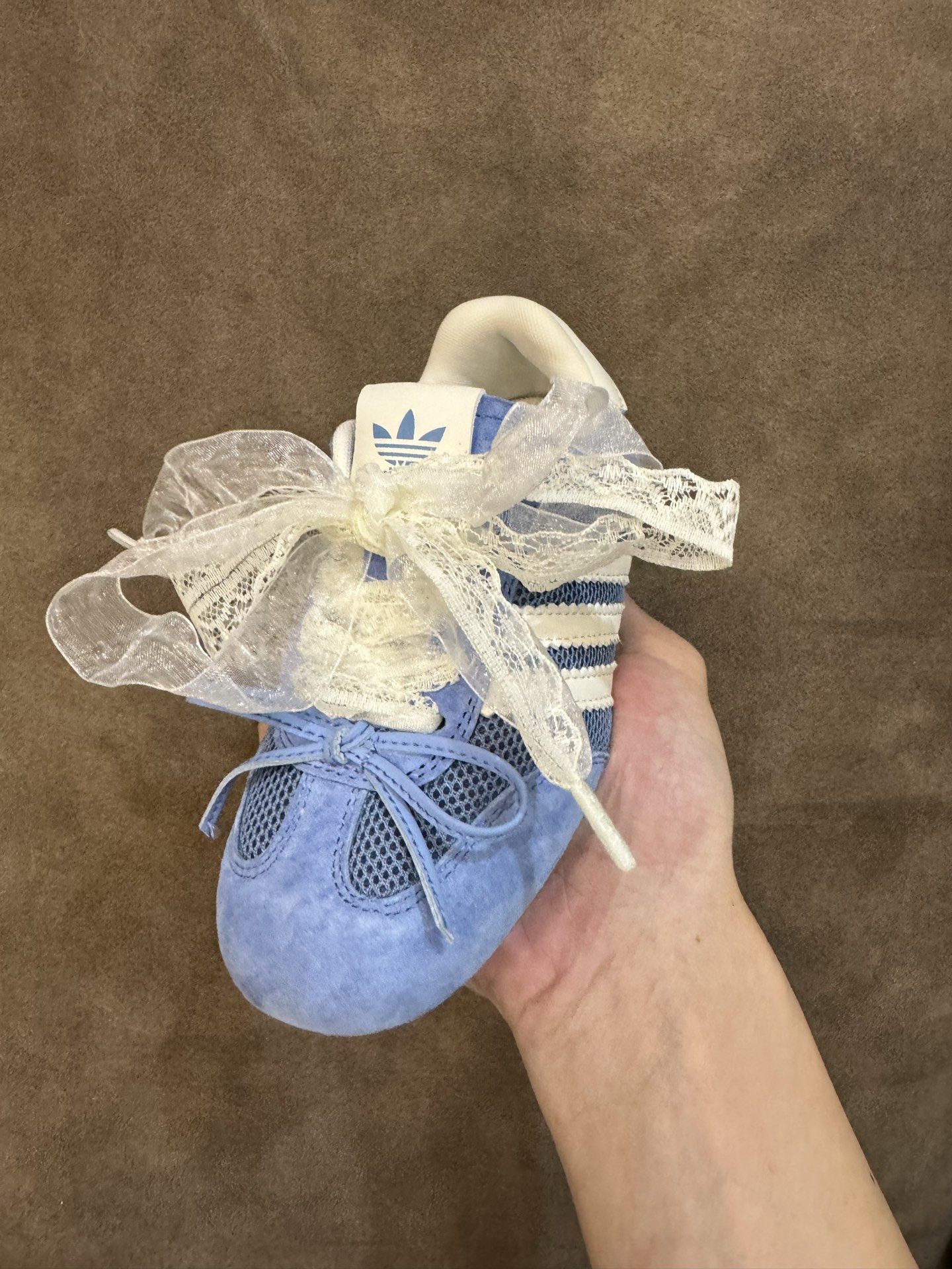 图片[3]-AD 三叶草蕾丝蝴蝶结跳舞鞋德训童鞋男女童鞋洋气休闲阿甘鞋 尺码：26-37码 百搭又不失时尚的三条纹 透气性网面，舒适不闷脚☁️ 橡胶耐磨防滑大底，脚感超赞👍🏻-选品中心