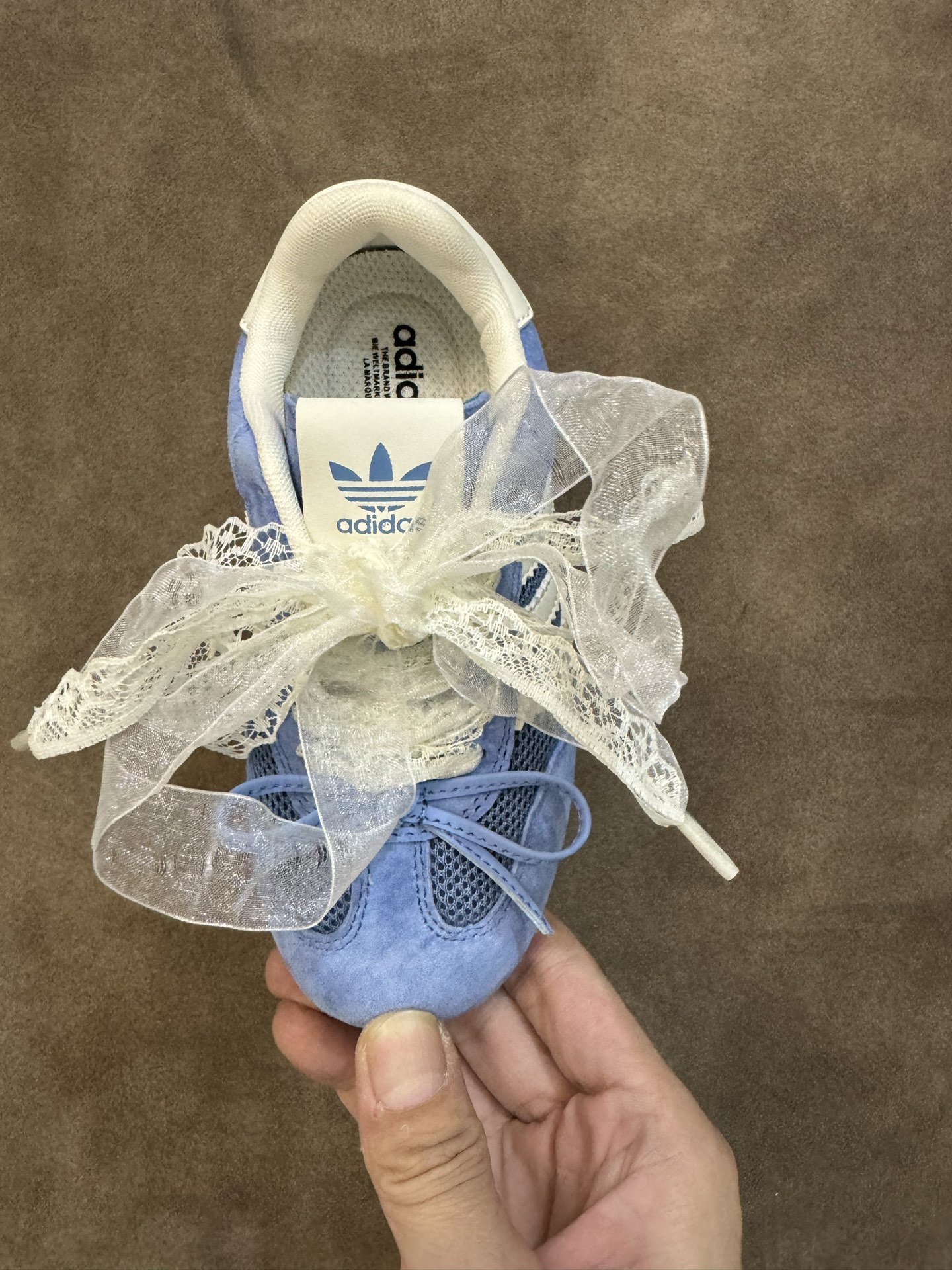 图片[6]-AD 三叶草蕾丝蝴蝶结跳舞鞋德训童鞋男女童鞋洋气休闲阿甘鞋 尺码：26-37码 百搭又不失时尚的三条纹 透气性网面，舒适不闷脚☁️ 橡胶耐磨防滑大底，脚感超赞👍🏻-选品中心